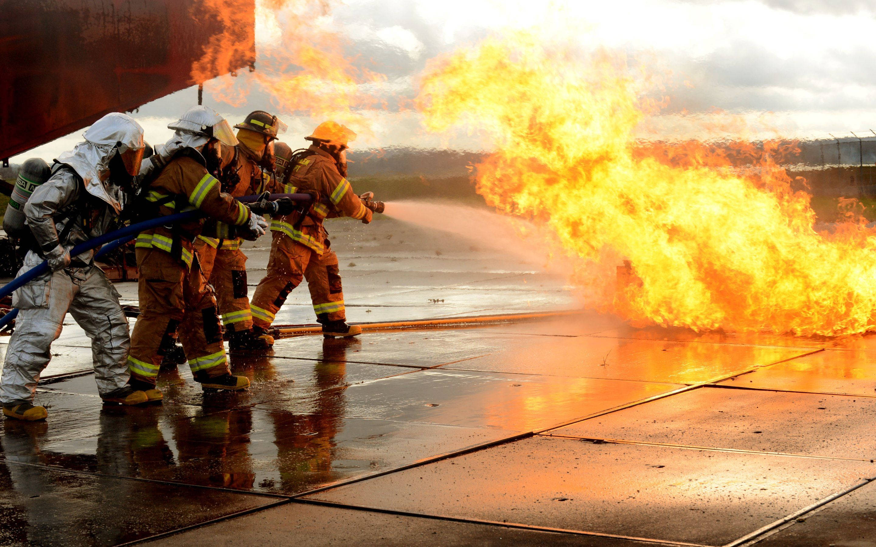 firefighters, full gear, massive blaze, 2K Desktop Wallpaper