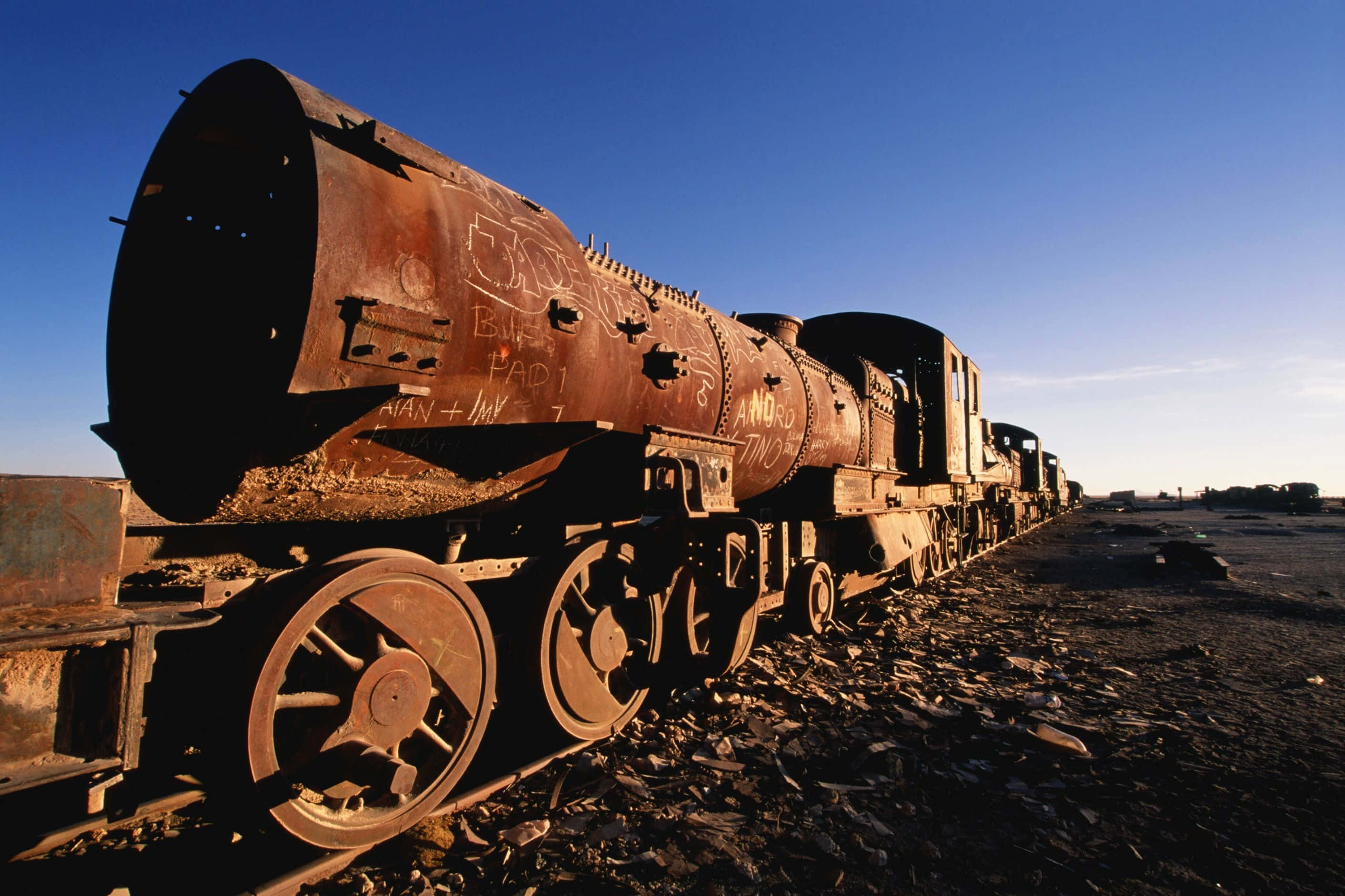 rusty train wreck, abandoned train engine, broken tracks, 2K Desktop Wallpaper