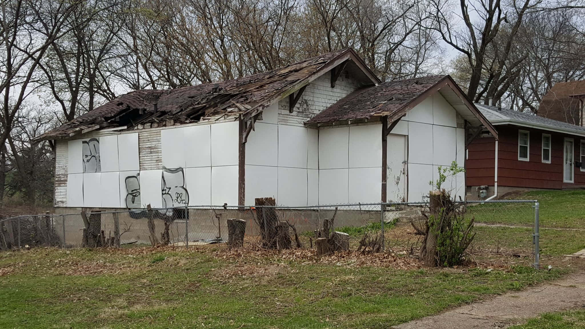 Trap House 2048 x 1152, chain-link fence, dilapidated white house, Full HD Desktop Wallpaper