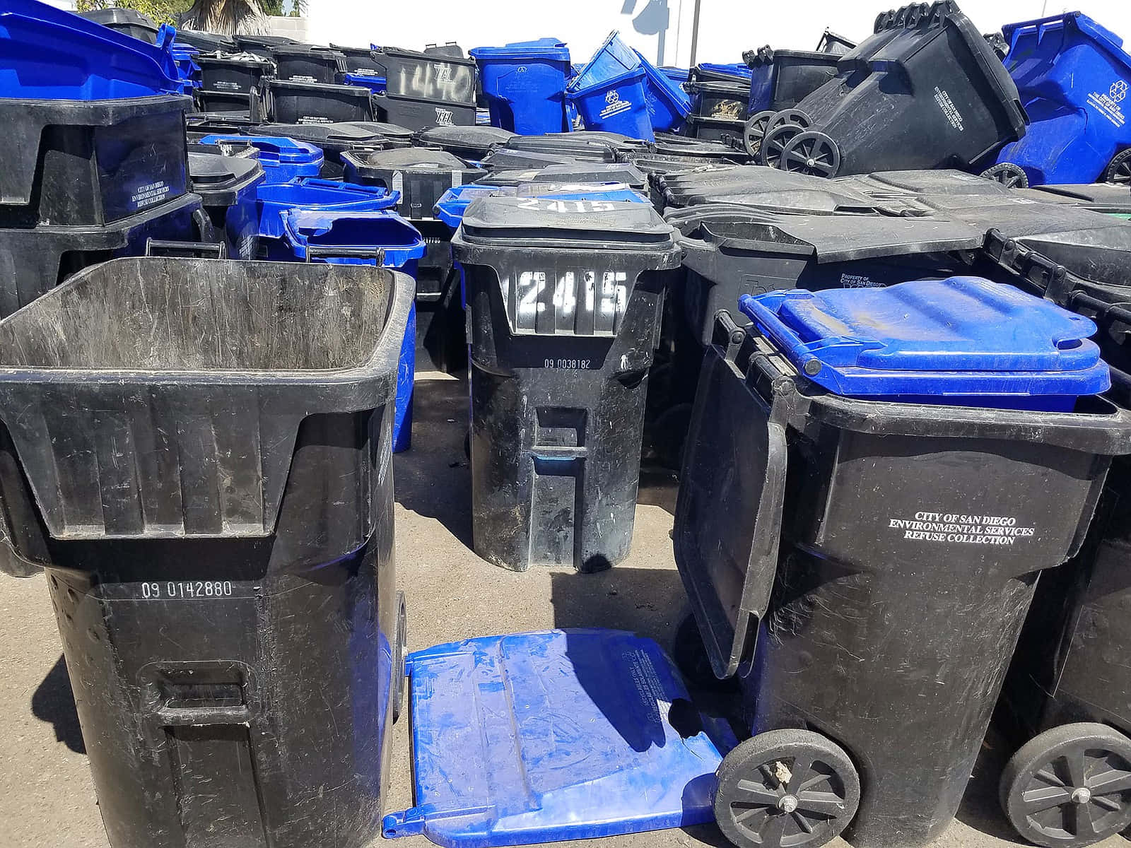 black wheeled trash can, wheeled trash bins, black and blue, HD Desktop Wallpaper