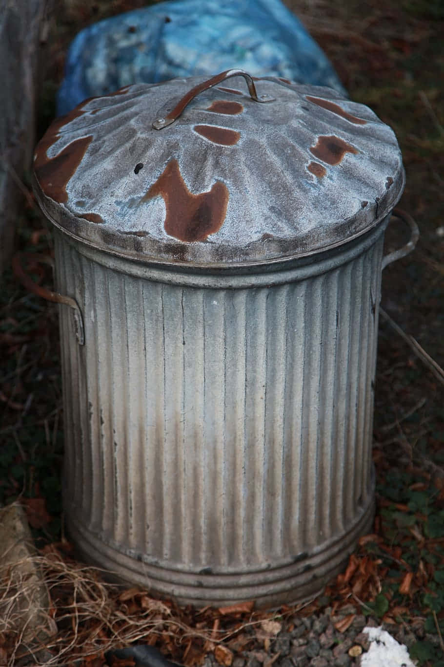 galvanized metal trash can, rust spots, fluted lid, HD Phone Wallpaper