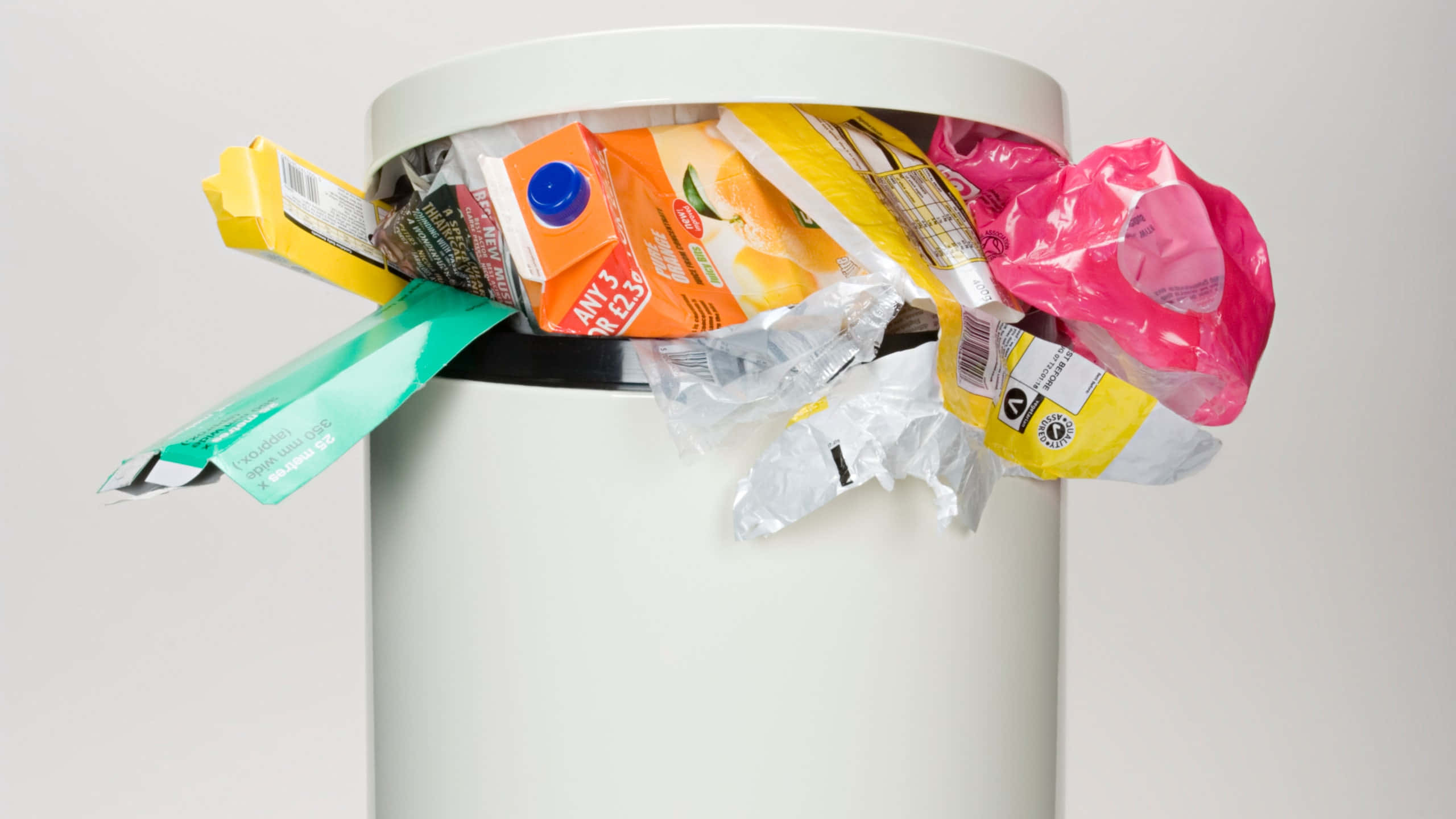 white trash can, overfilled, lid, 2K Desktop Wallpaper