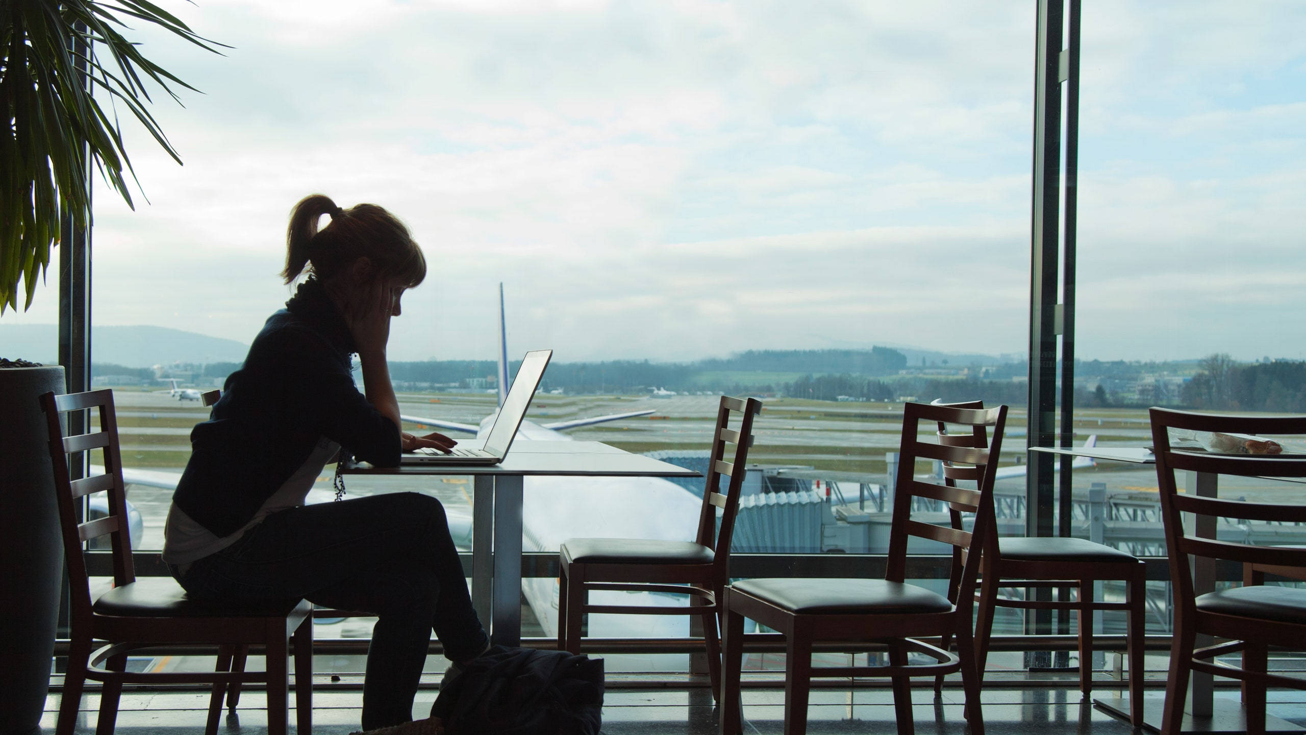 travel laptop, woman, laptop, 2K Desktop Wallpaper