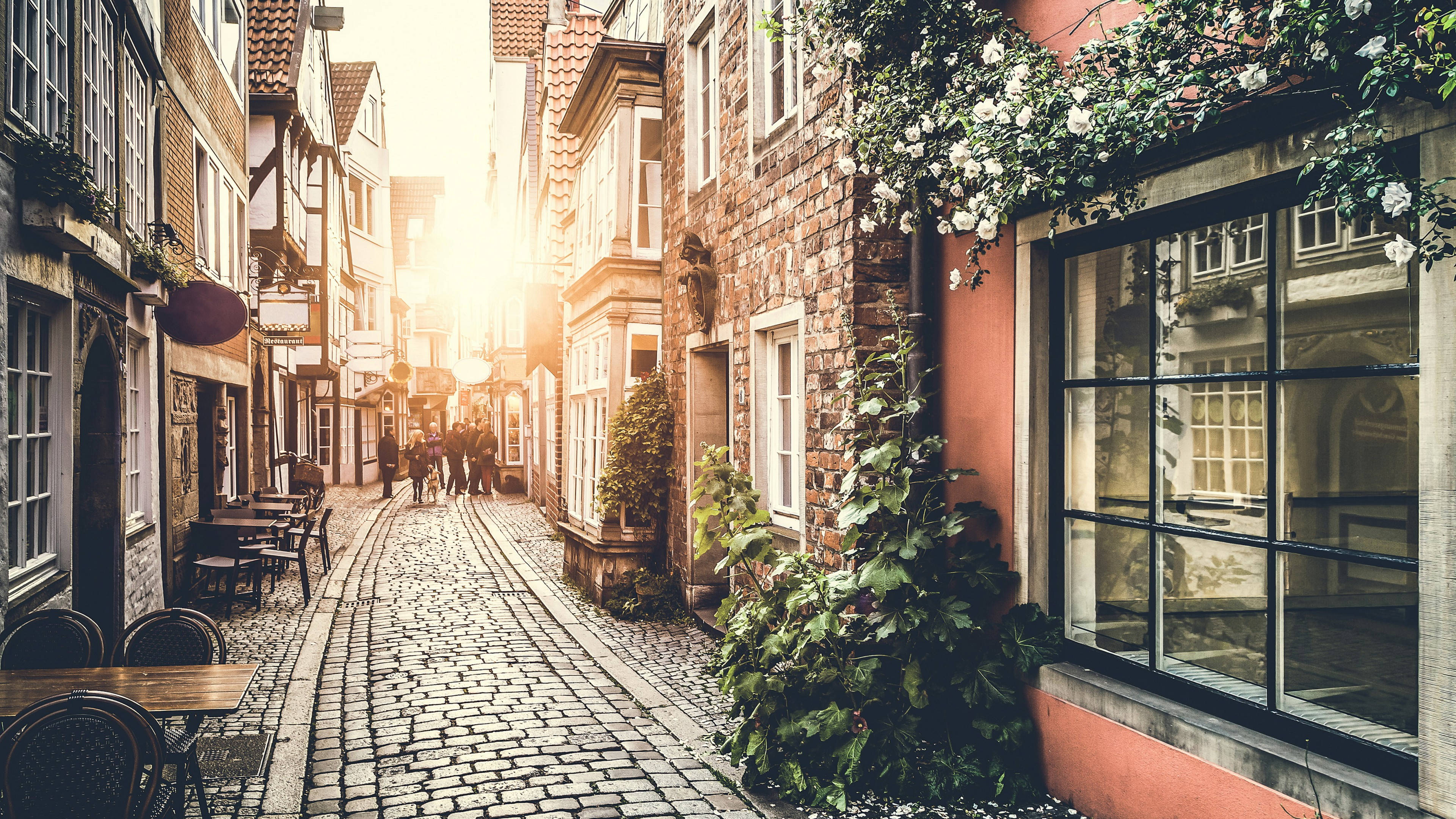 European Street, cobblestone alley, historic brick buildings, 4K Desktop Wallpaper
