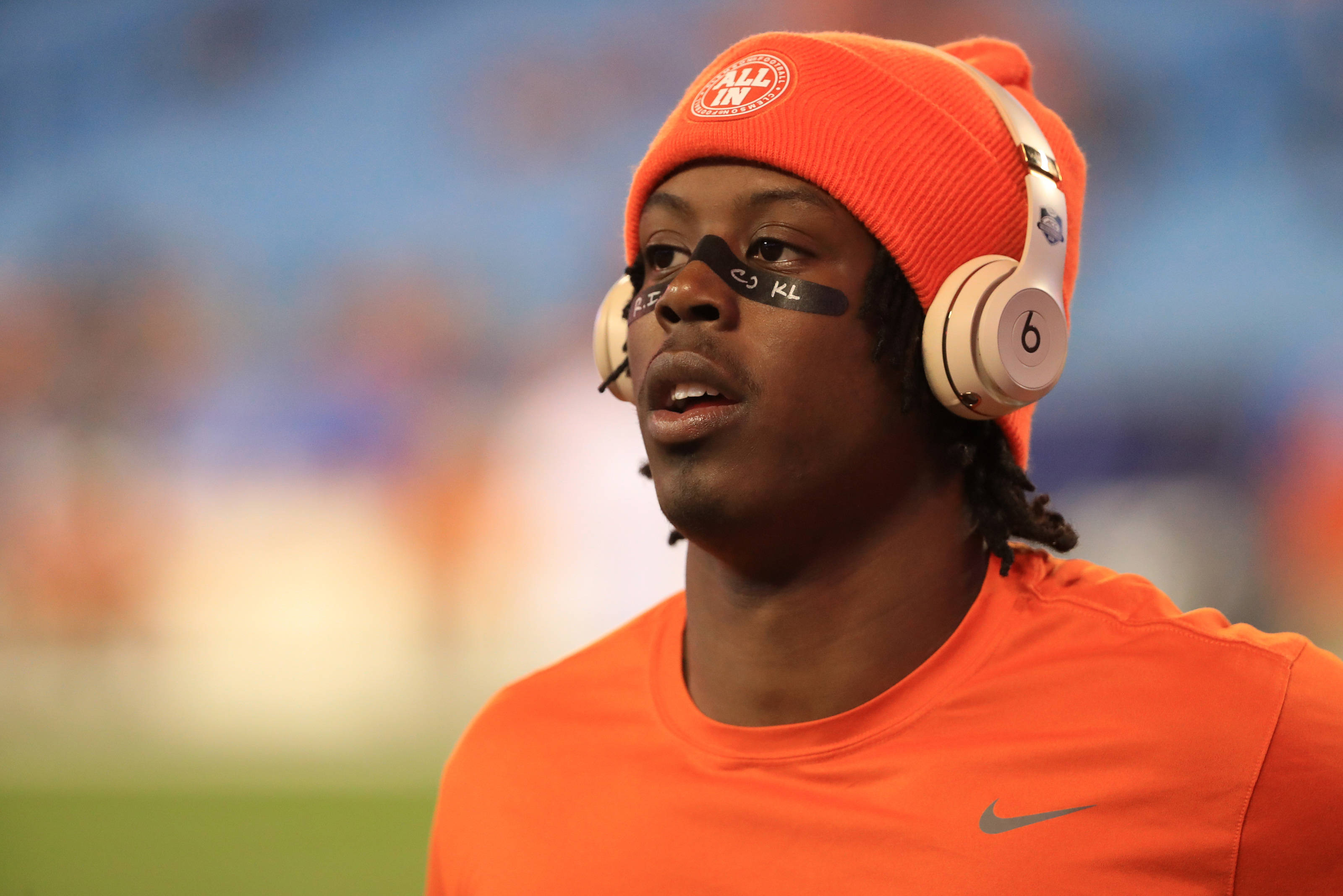 Travis Etienne, Beats headset, bright orange gear, 2K Desktop Wallpaper