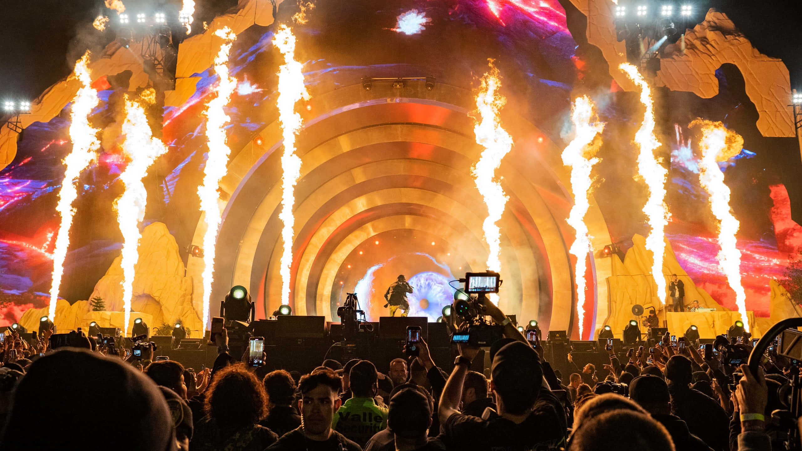 Travis Scott, concert, massive stage, 2K Desktop Wallpaper
