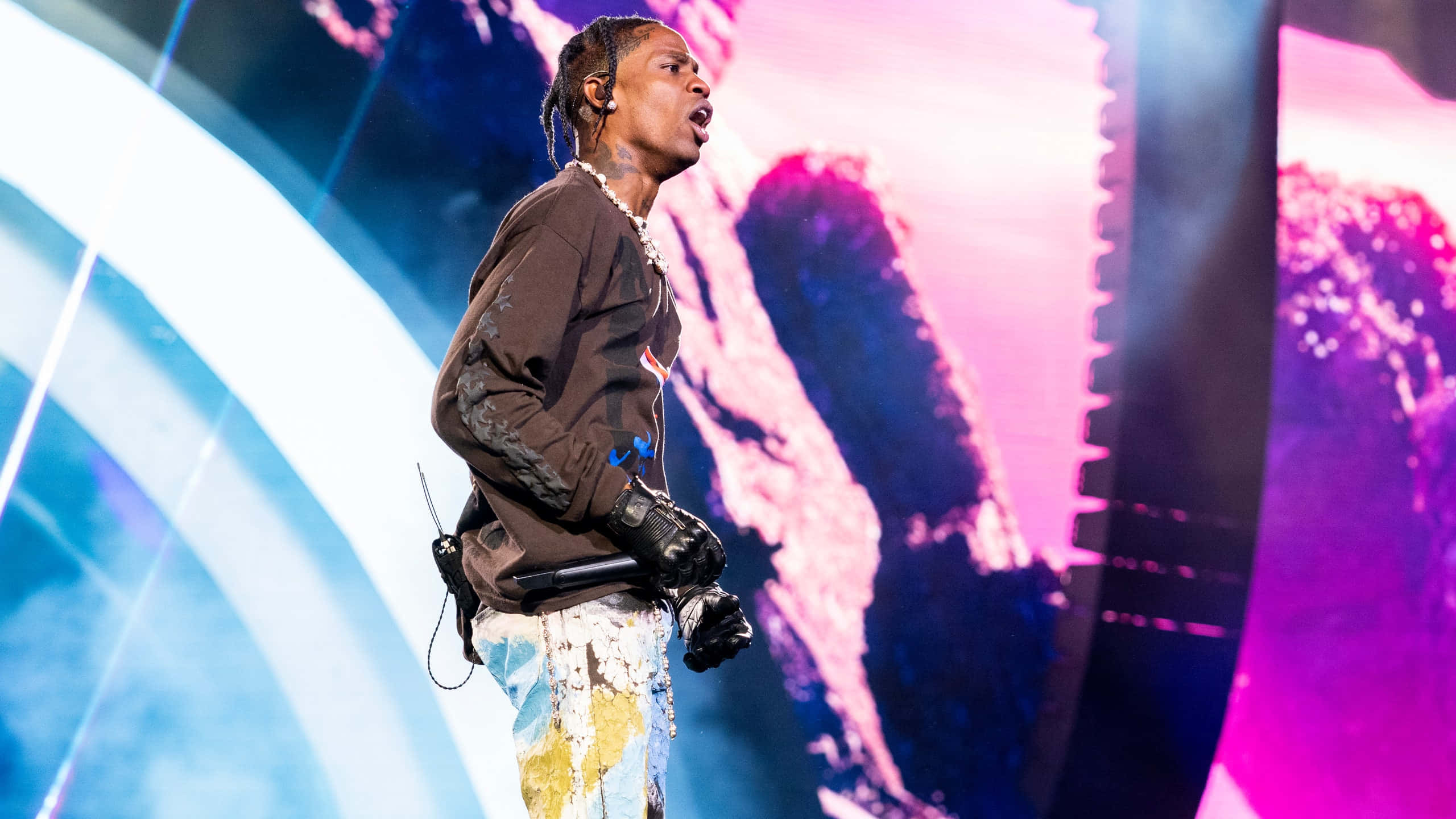 Travis Scott, concert, vibrant pink and blue lights, 2K Desktop Wallpaper