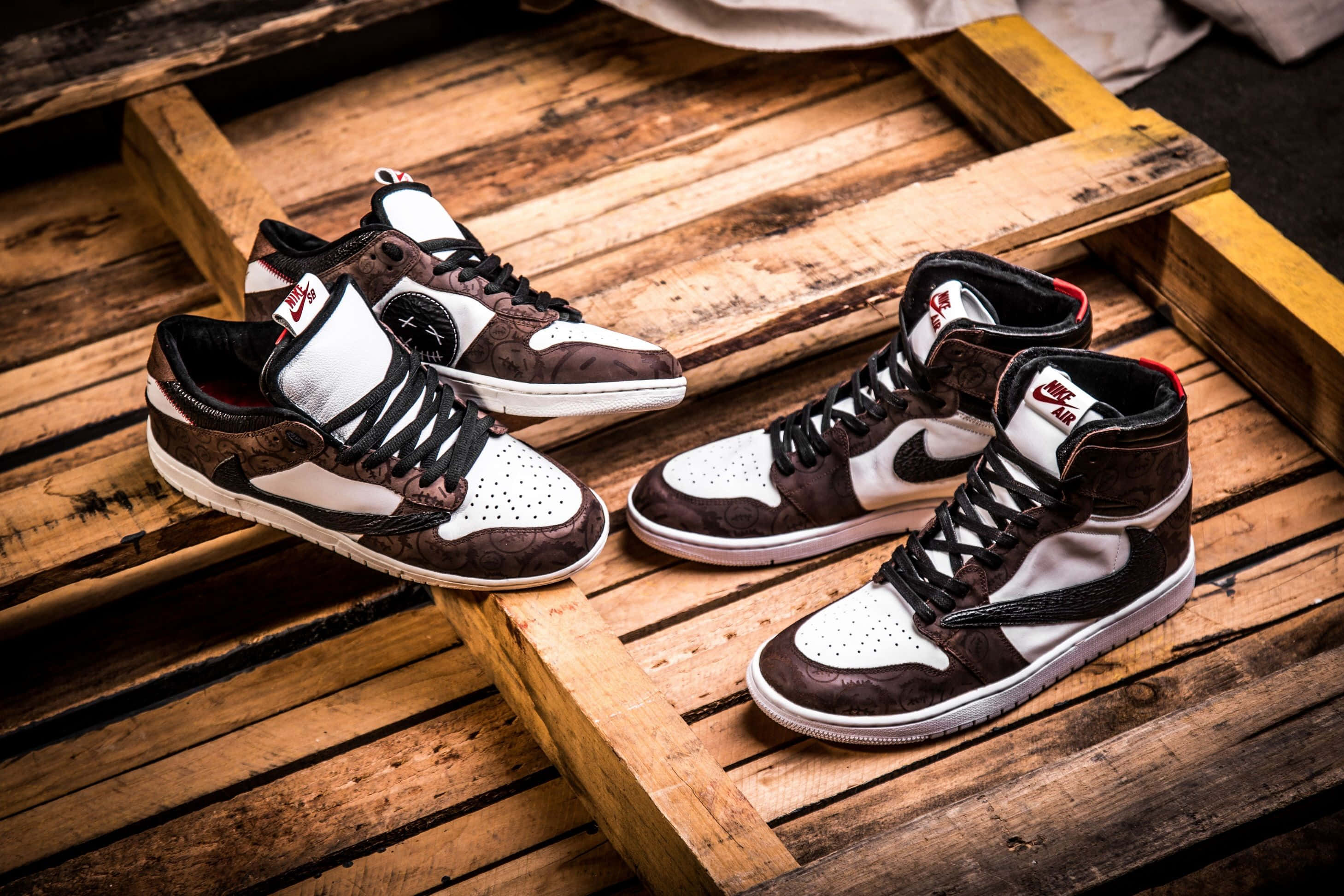 Travis Scott Jordan 1, brown and white high-top sneakers, black laces, 2K Desktop Wallpaper