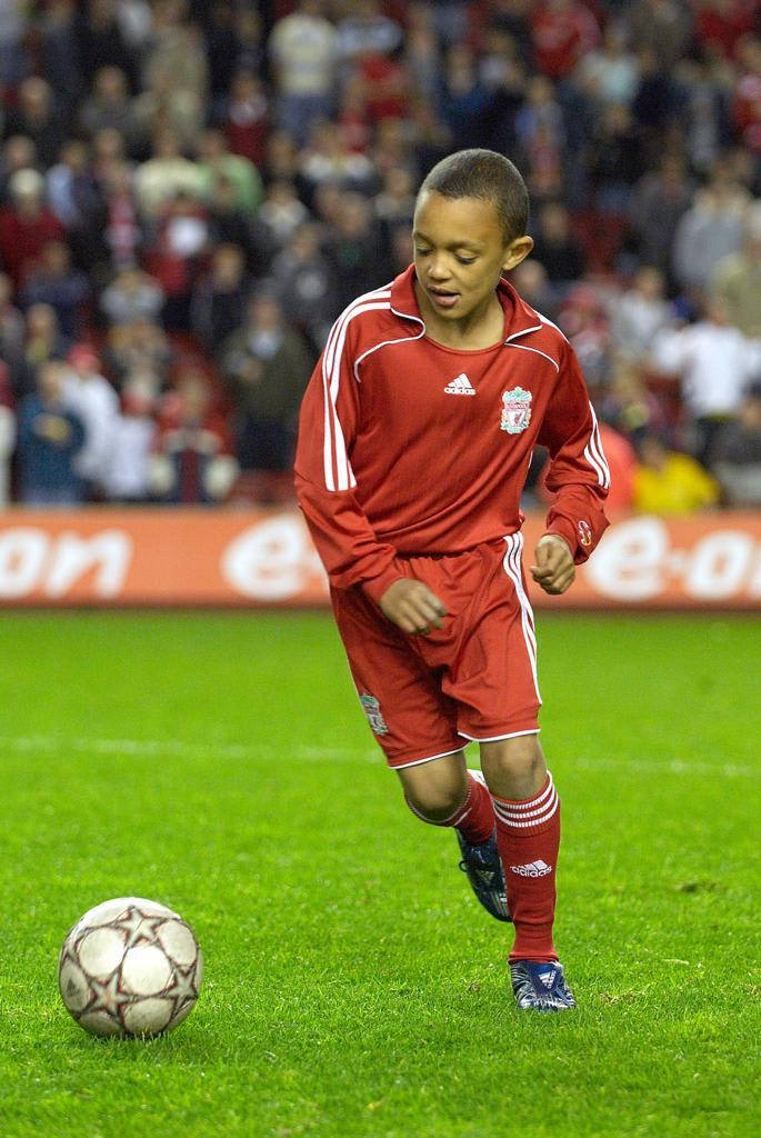 Trent Alexander-Arnold, red Liverpool soccer kit, white star-patterned ball, SD Phone Wallpaper