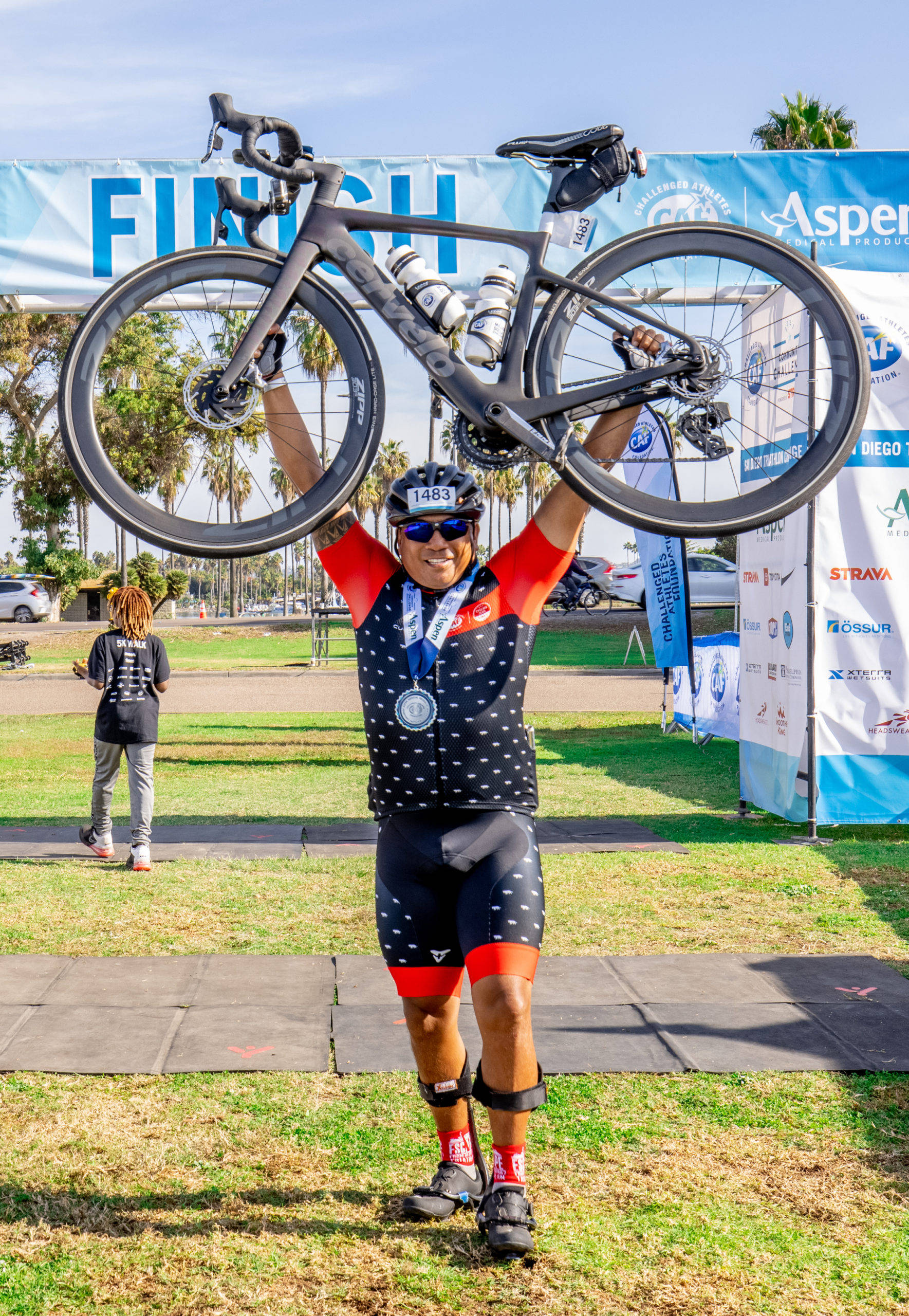 Triathlon Athlete, bike, race finish line, 2K Phone Wallpaper