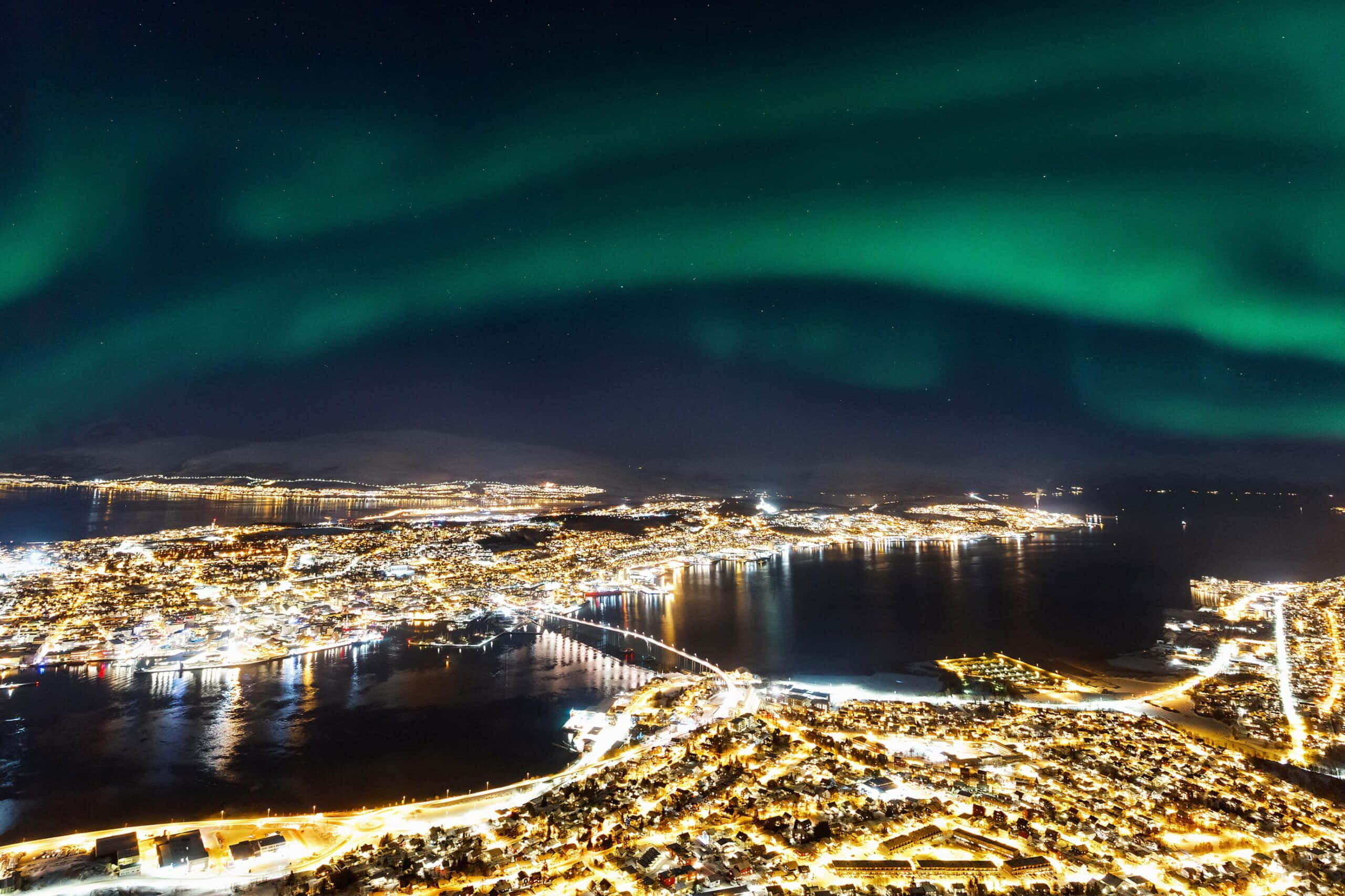 Tromsø, aurora borealis, cityscape, 2K Desktop Wallpaper