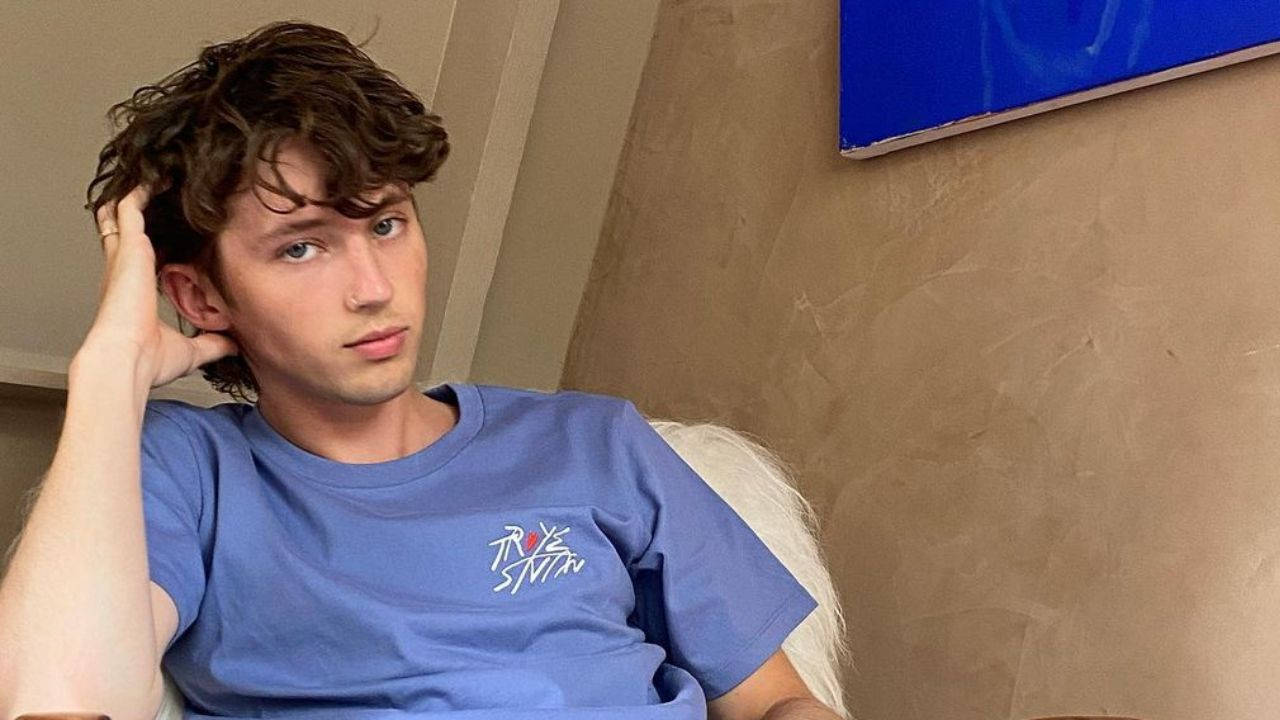 Troye Sivan, blue t-shirt, white logo, HD Desktop Wallpaper