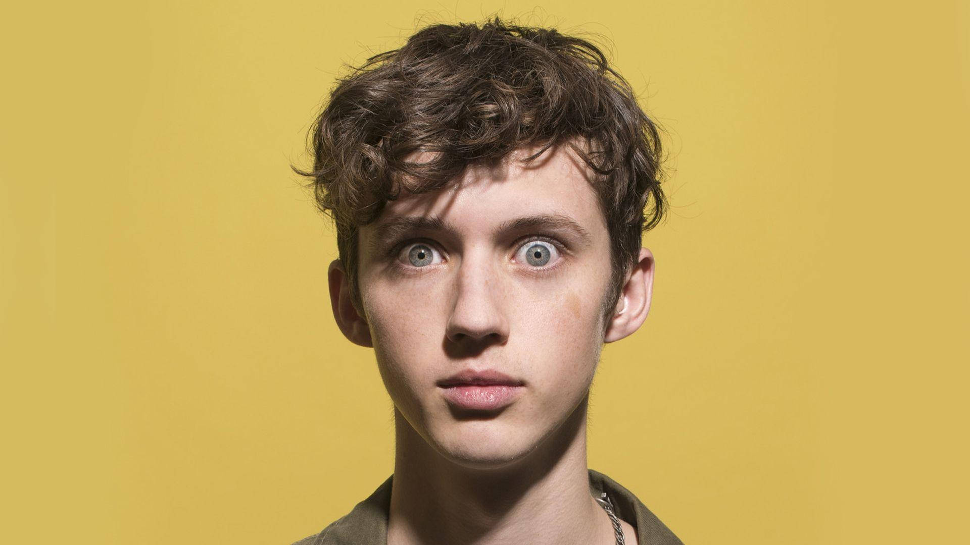 Troye Sivan, quirky yellow, wide blue eyes, Full HD Desktop Wallpaper