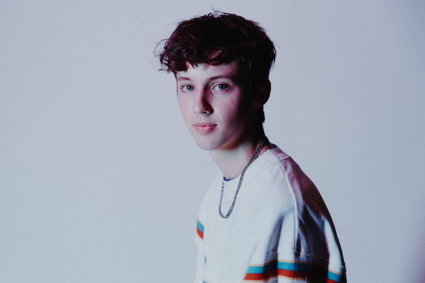 Troye Sivan, curly brown hair, chain necklace, HD Desktop Wallpaper