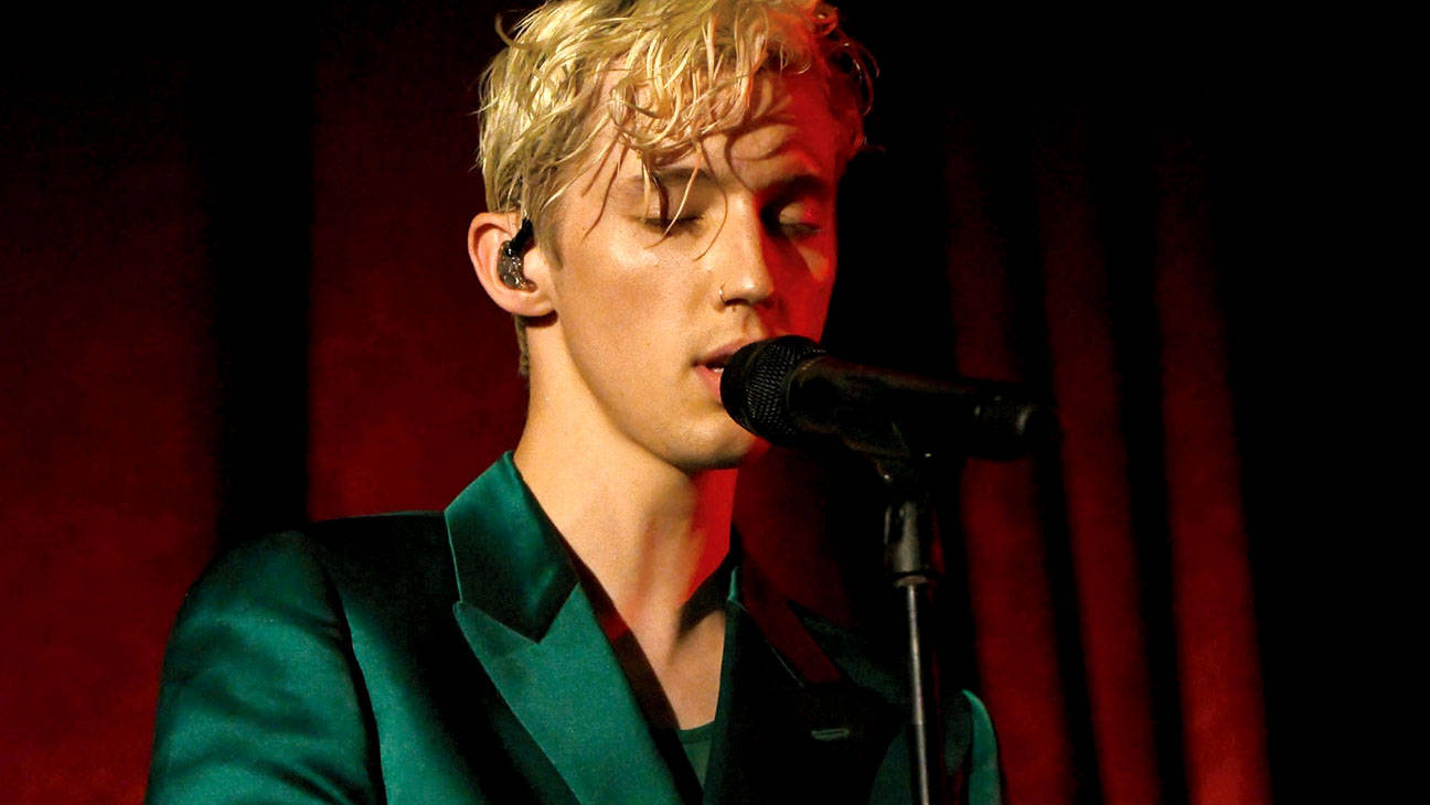 Troye Sivan, green suit, red stage lights, HD Desktop Wallpaper