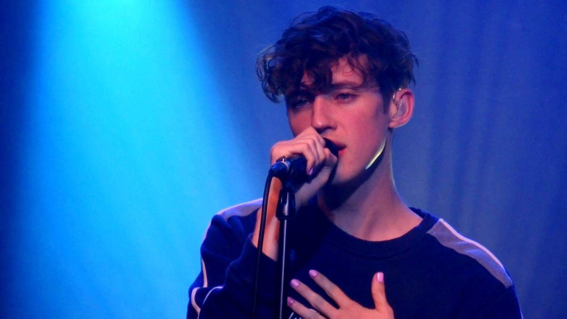 Troye Sivan, concert performance, blue stage lighting, Full HD Desktop Wallpaper