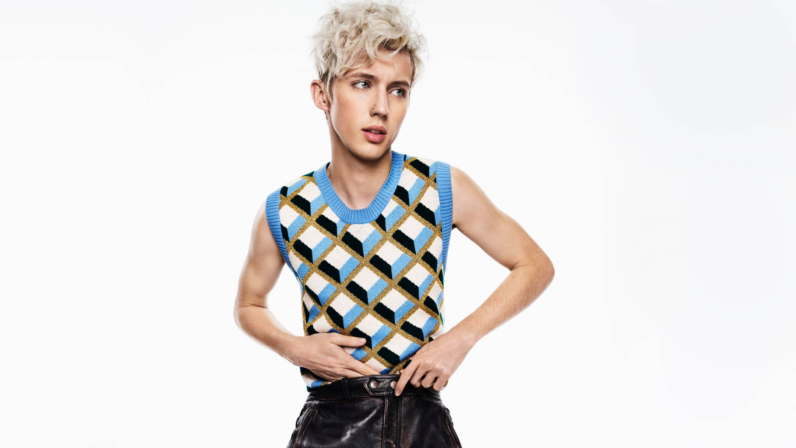 Troye Sivan, blue retro outfit, geometric sleeveless sweater, 2K Desktop Wallpaper