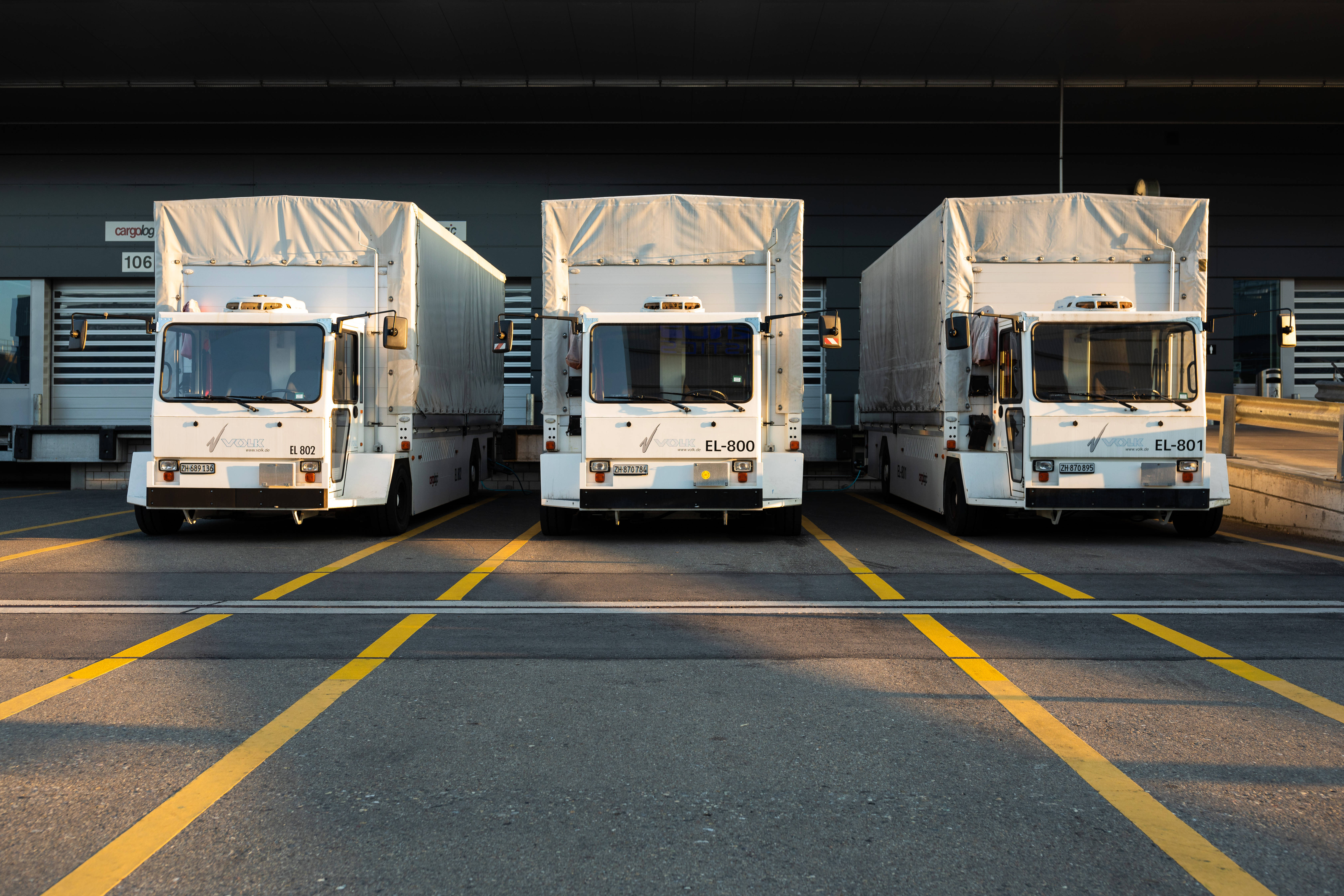 white RV trailer trucks, cargo trucks, loading dock, 5K Desktop Wallpaper