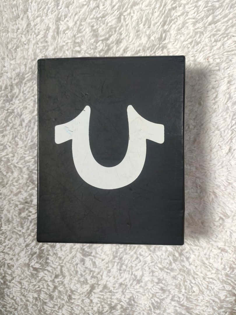 True Religion, black rectangular box, white stylized U logo, SD Phone Wallpaper