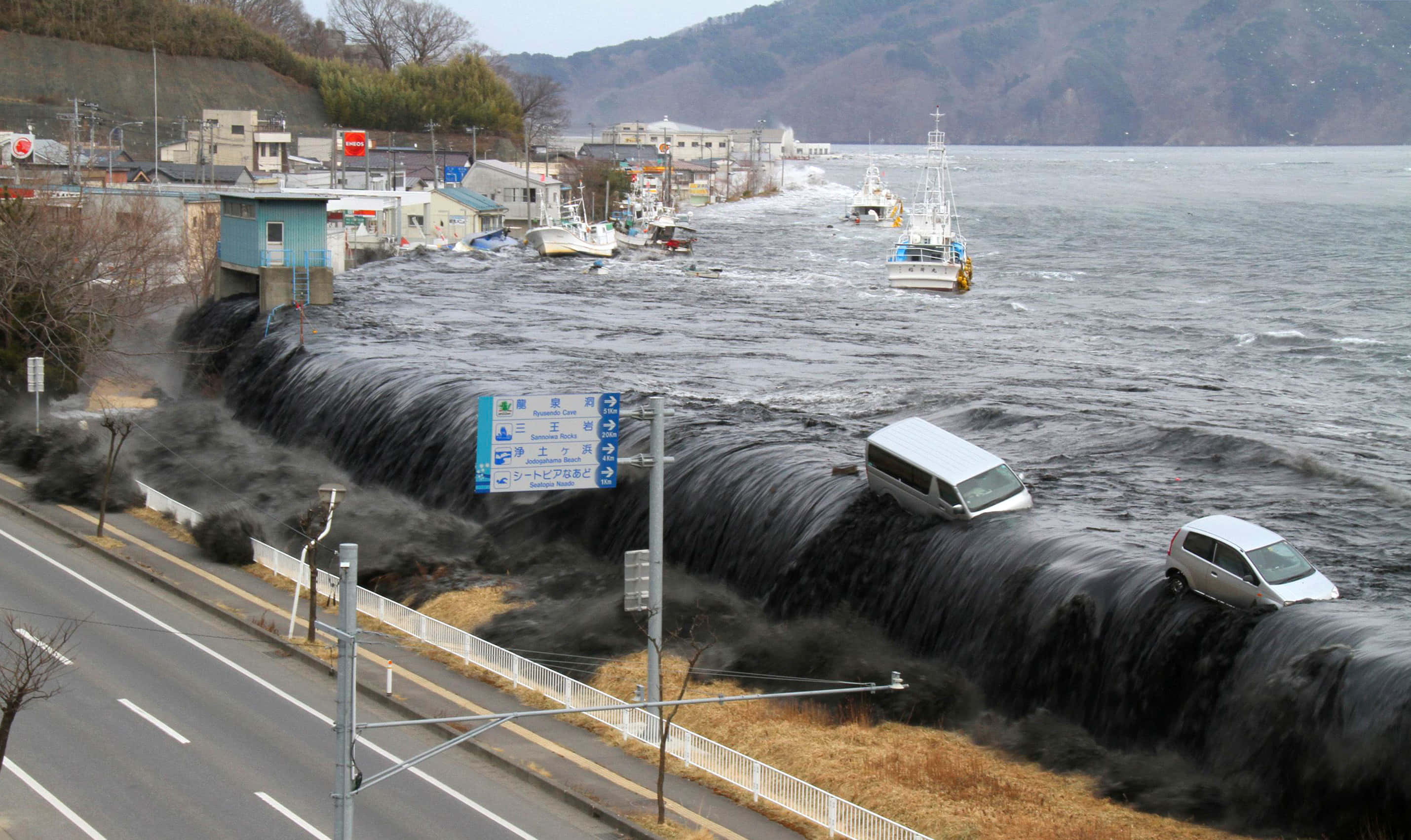 tsunami wave, coastal town, cars, 2K Desktop Wallpaper