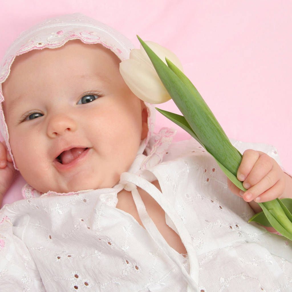 baby, white lace outfit, white bonnet, SD Desktop Wallpaper