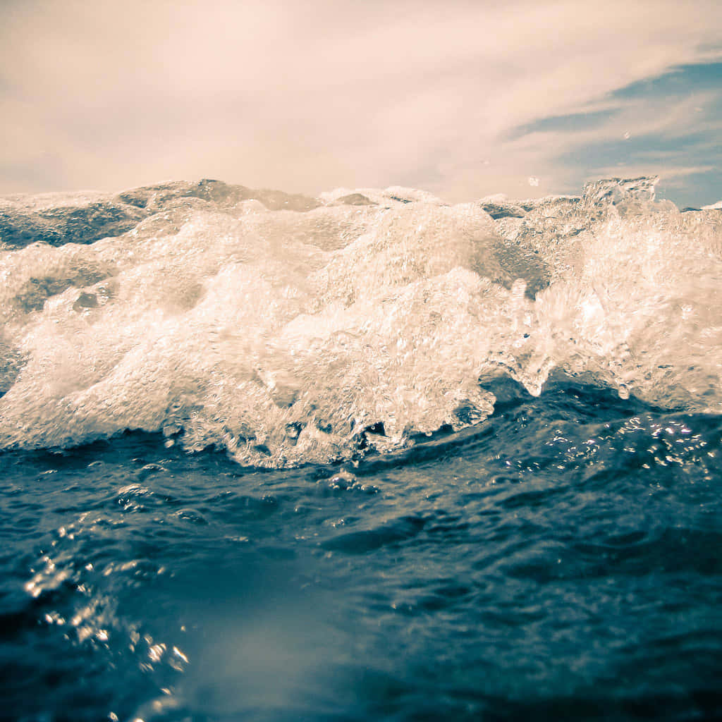 Tumblr iPad, ocean wave, frothy white foam, SD Desktop Wallpaper