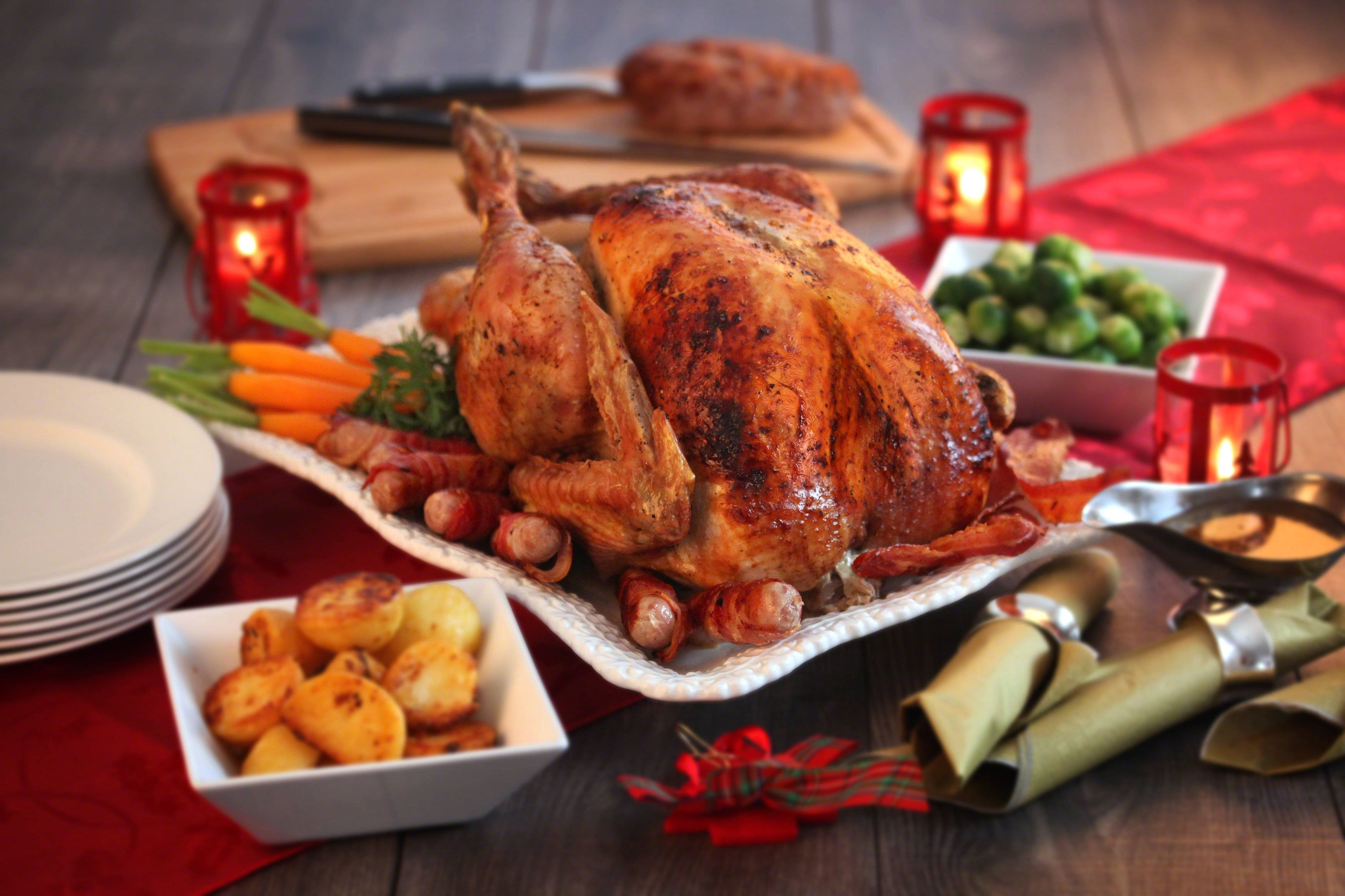 roasted turkey, festive holiday table, candles, 2K Desktop Wallpaper