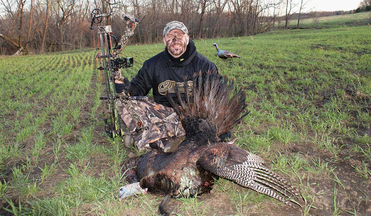 turkey hunting, camouflage gear, grassy field, SD Desktop Wallpaper