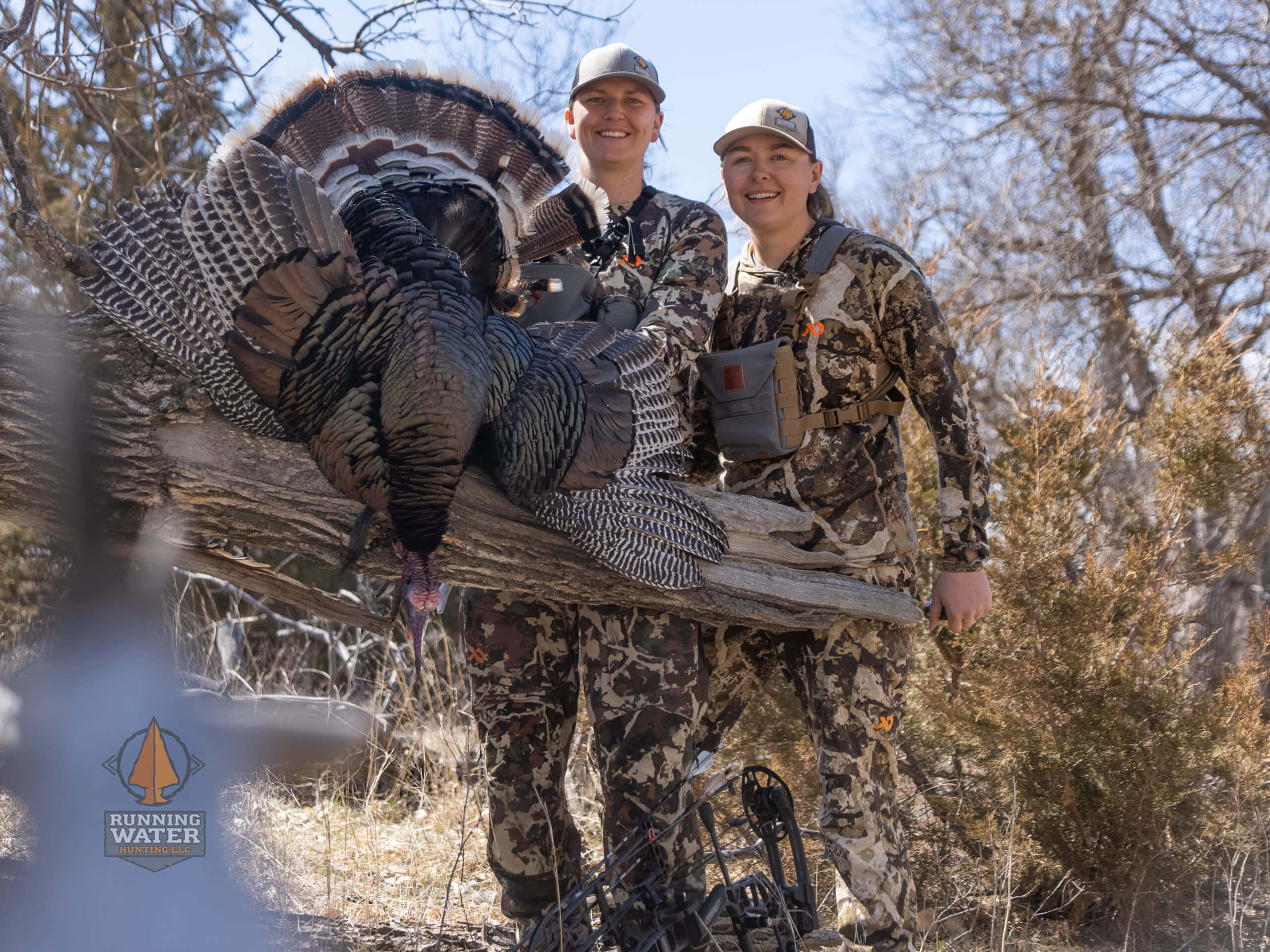 turkey hunting, two hunters, camouflage gear, 2K Desktop Wallpaper