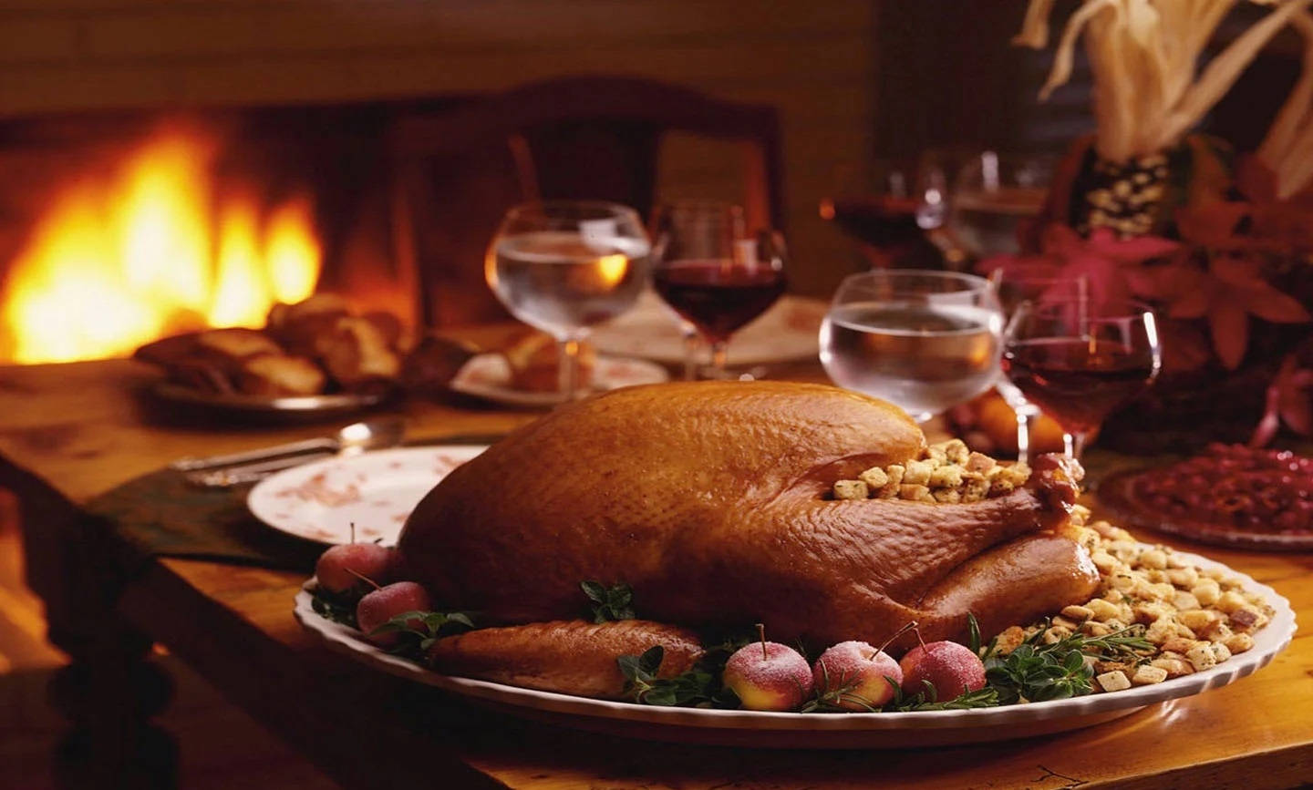 golden roasted turkey, festive table, wine glasses, HD Desktop Wallpaper