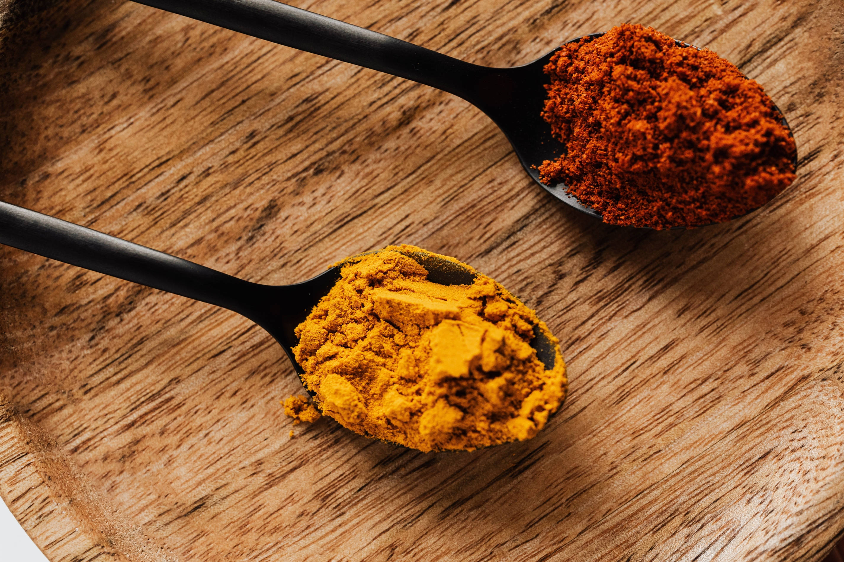 turmeric, red chili powder, black spoons, 2K Desktop Wallpaper