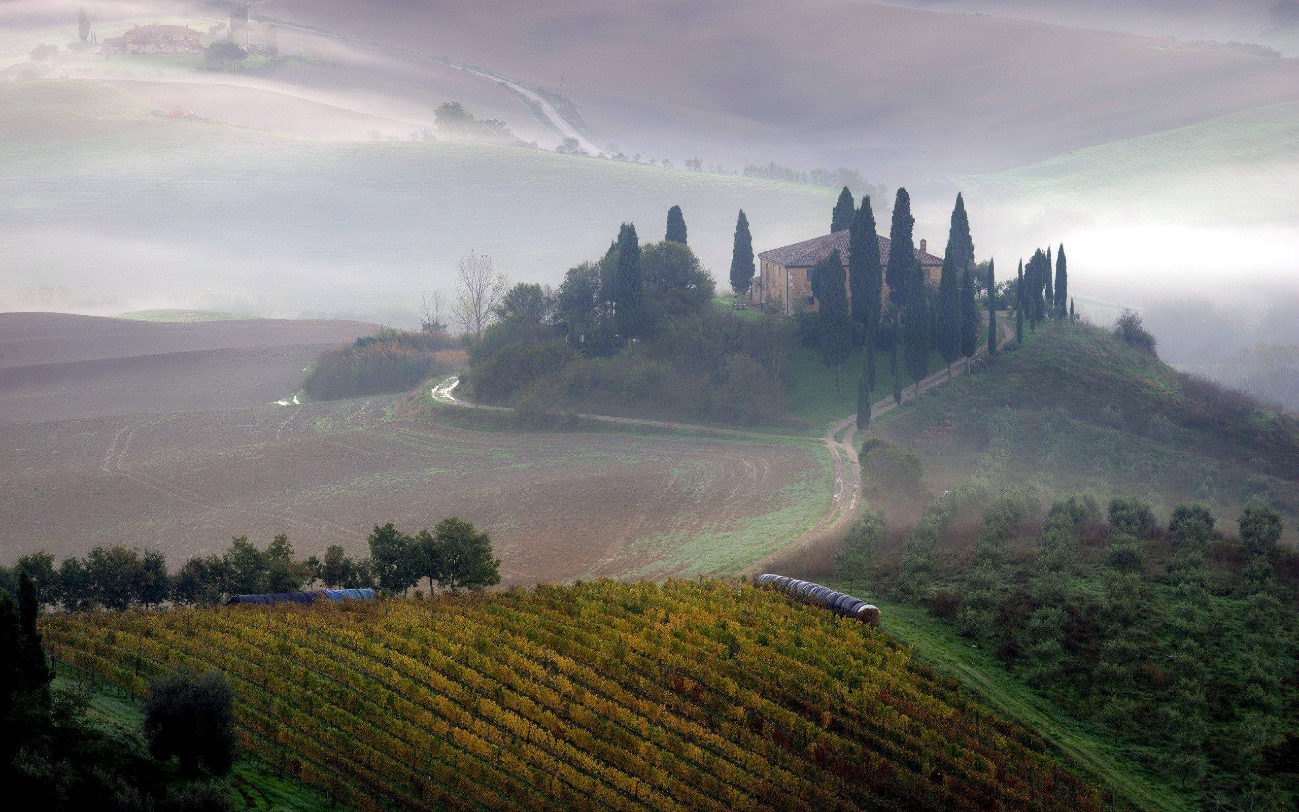 Foggy Rolling Hills, Tuscany, stone villa, 2K Desktop Wallpaper