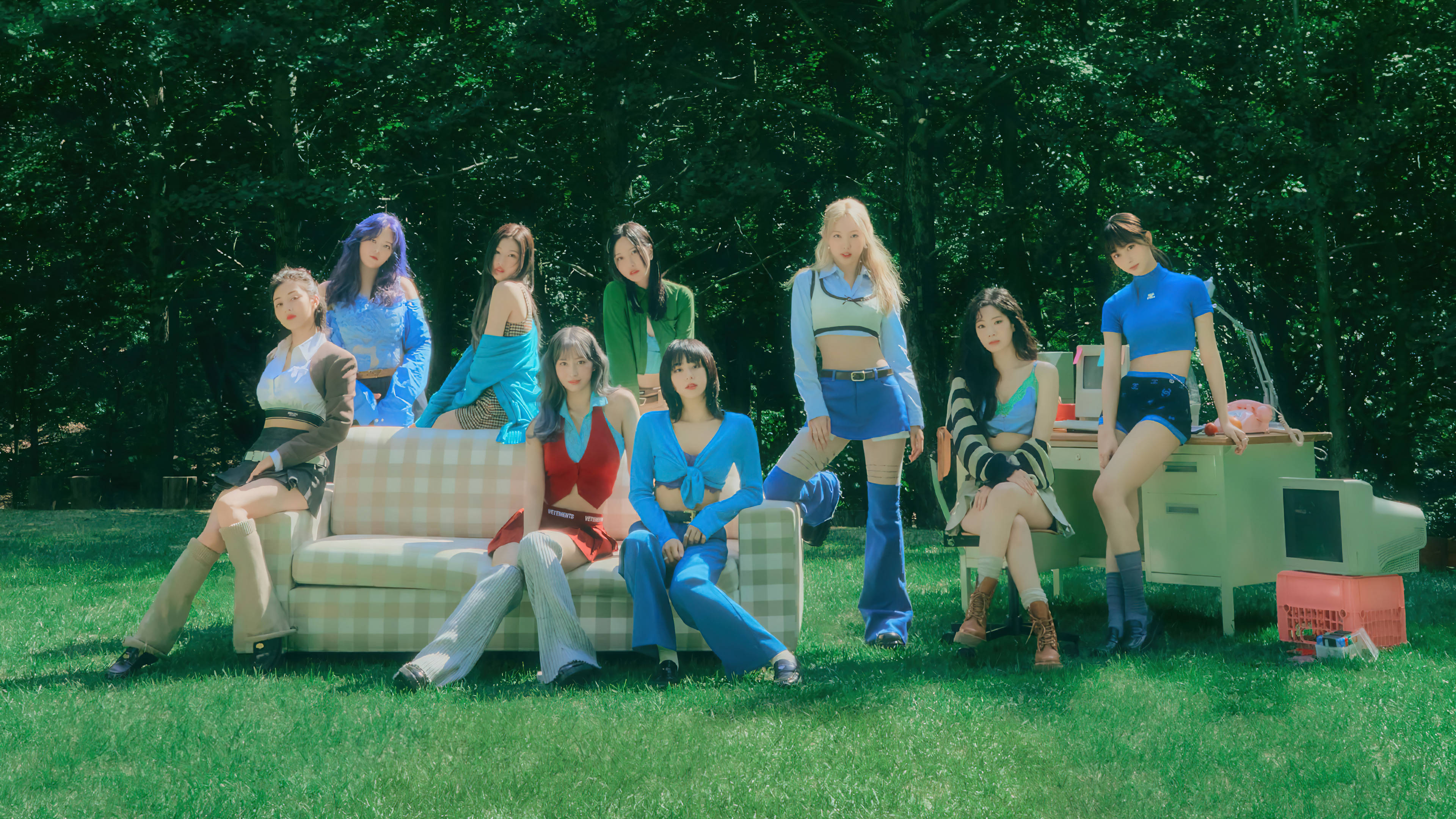 Twice, checkered couch, vintage furniture, 4K Desktop Wallpaper