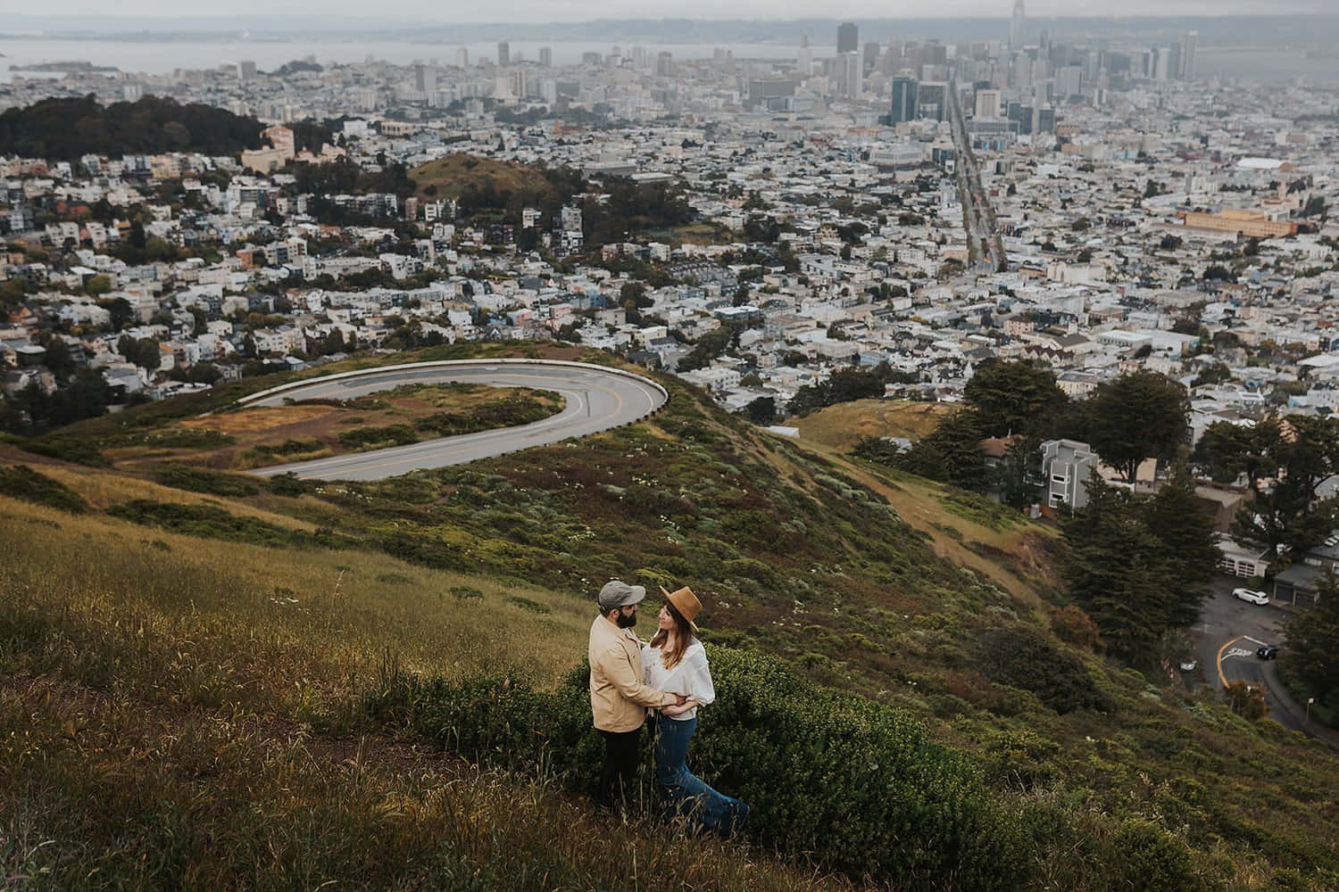 Twin Peaks San Francisco, couple, grassy hillside, HD Desktop Wallpaper