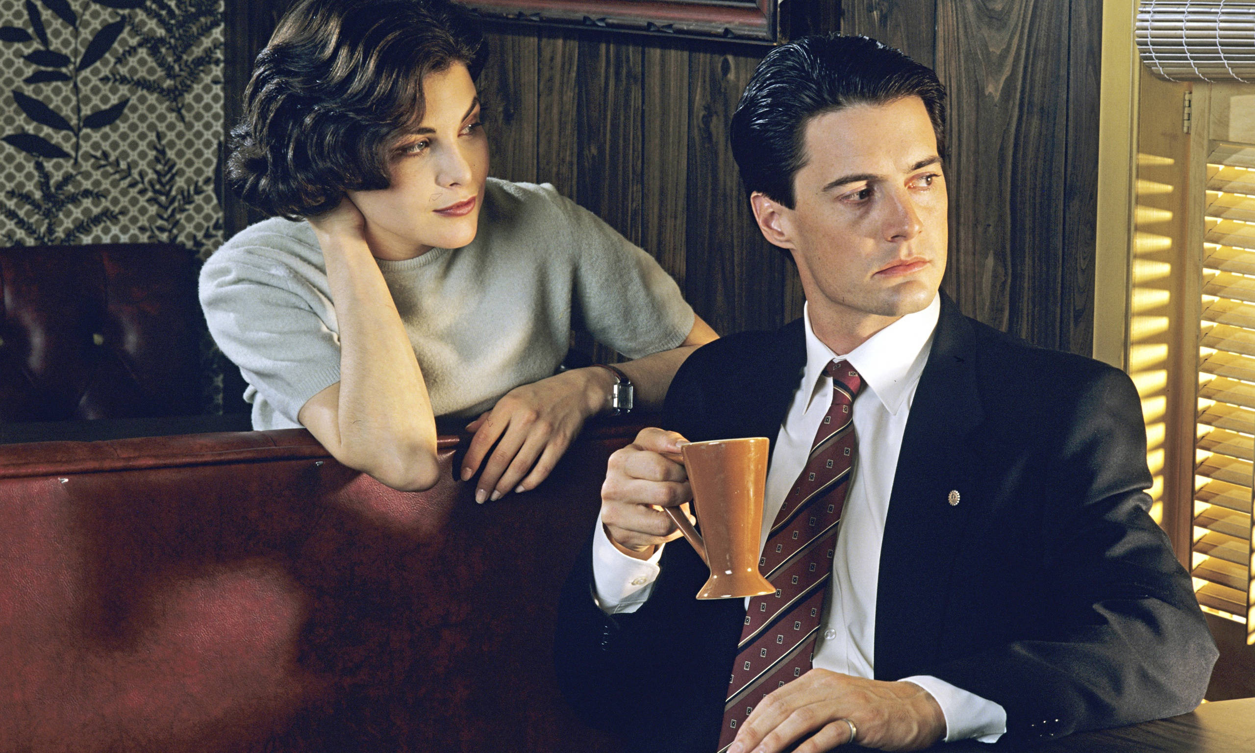 Twin Peaks, diner booth, dimly lit, 2K Desktop Wallpaper