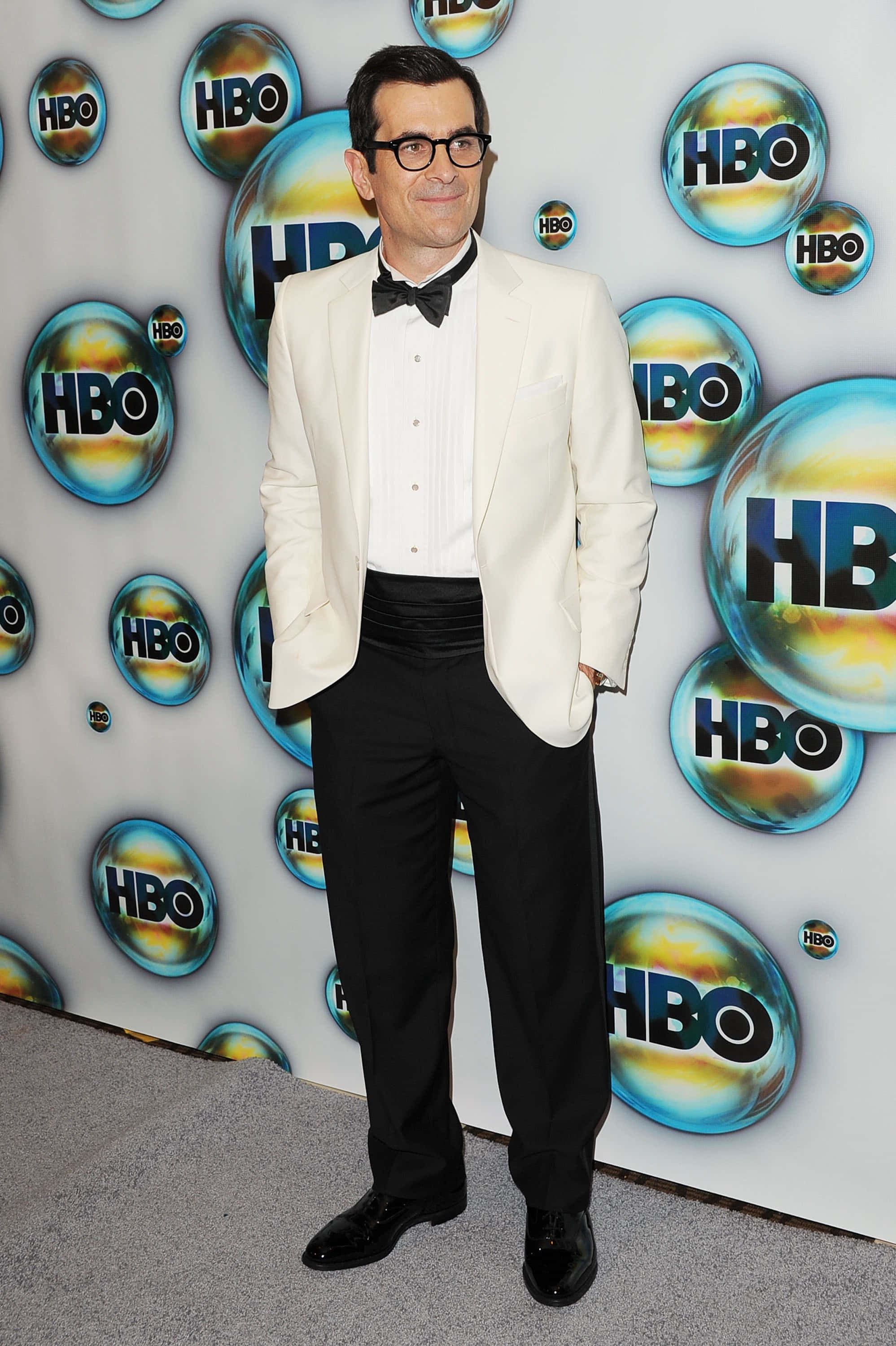 Ty Burrell, white tuxedo jacket, black bow tie, 2K Phone Wallpaper
