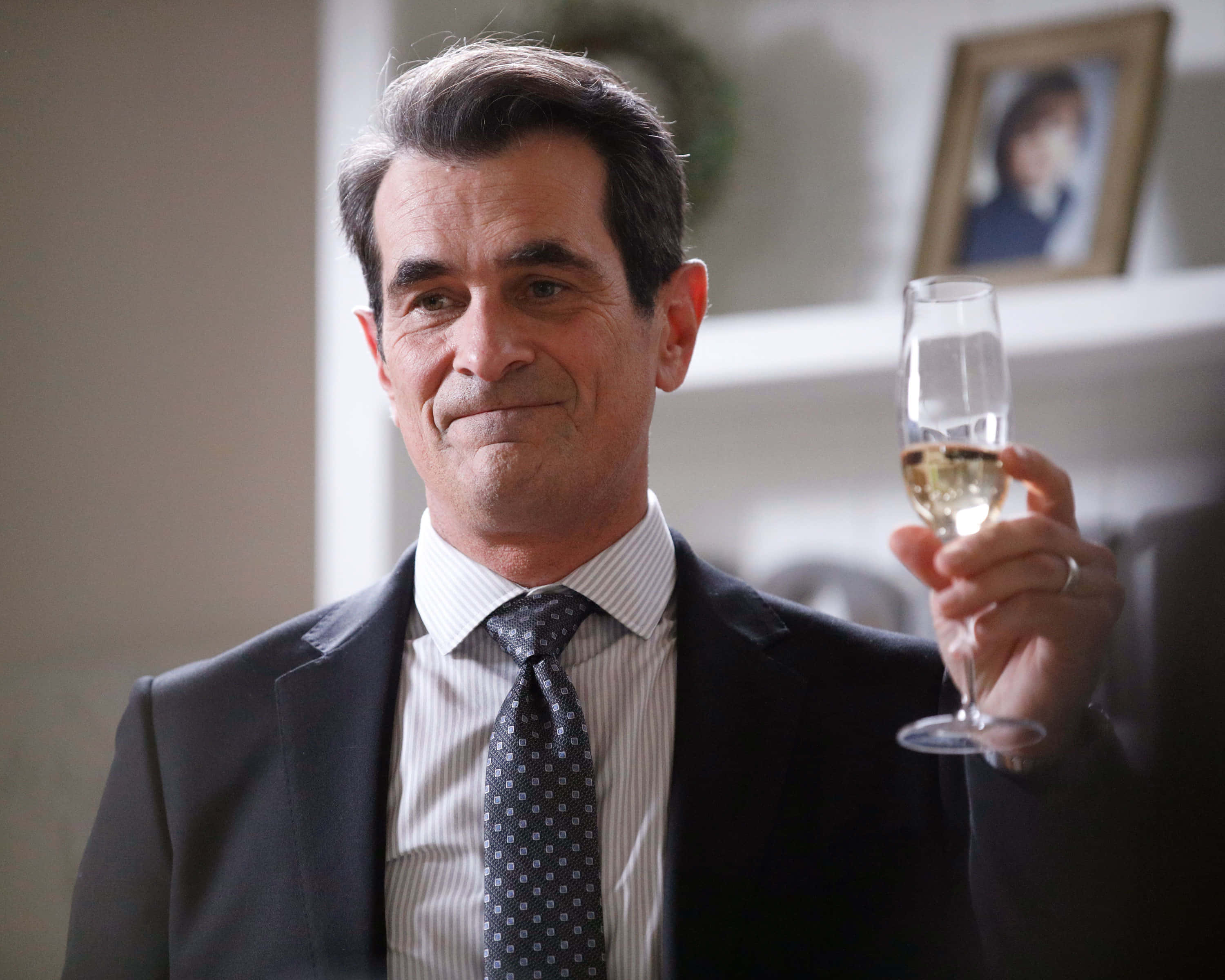 Ty Burrell, suit, glass of champagne, 2K Desktop Wallpaper