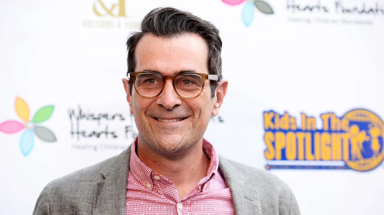 Ty Burrell, pink shirt, glasses, HD Desktop Wallpaper