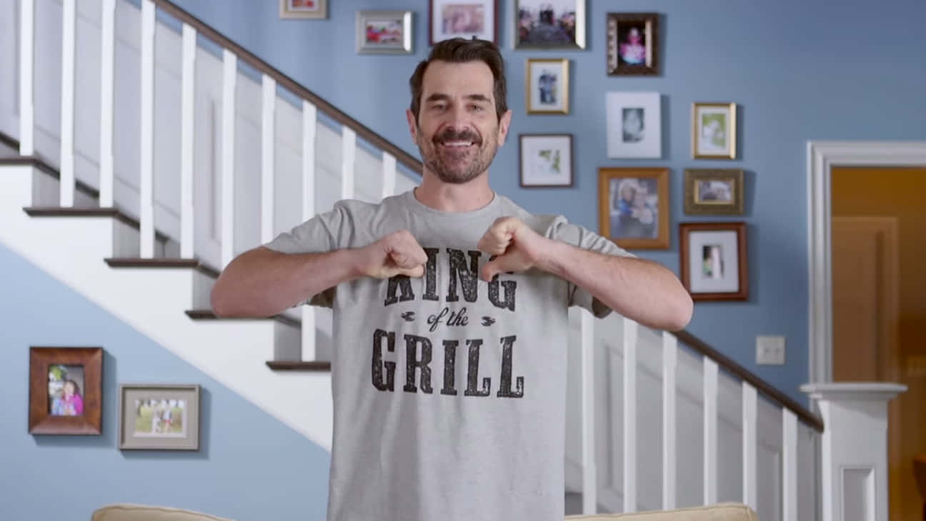 Ty Burrell, King of the Grill t-shirt, blue-walled home, HD Desktop Wallpaper