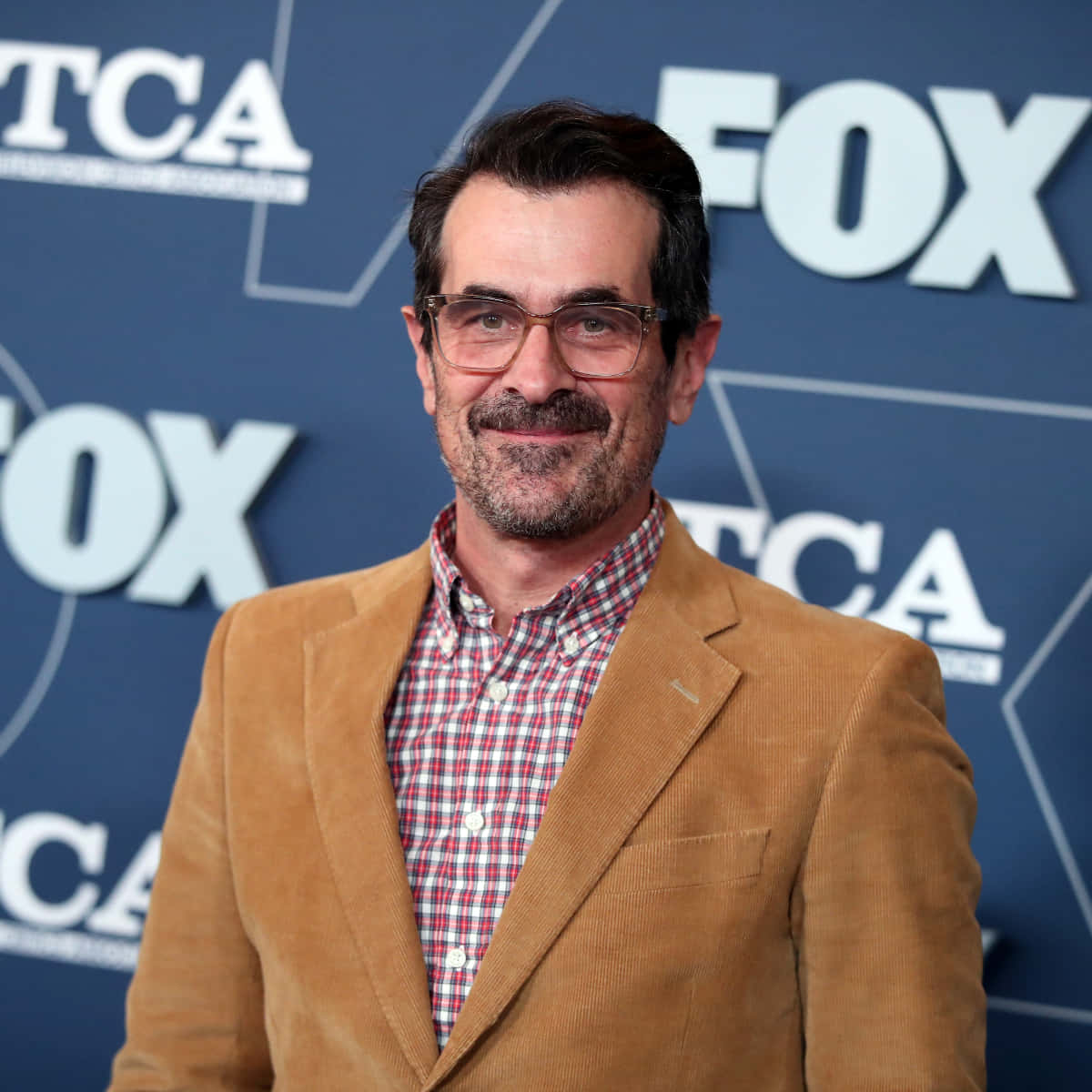 Ty Burrell, tan corduroy blazer, glasses, SD Desktop Wallpaper