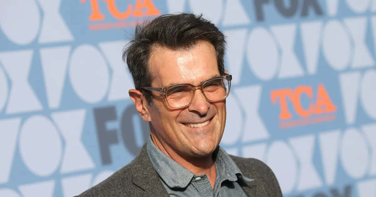 Ty Burrell, blue geometric TCA FOX backdrop, glasses, SD Desktop Wallpaper