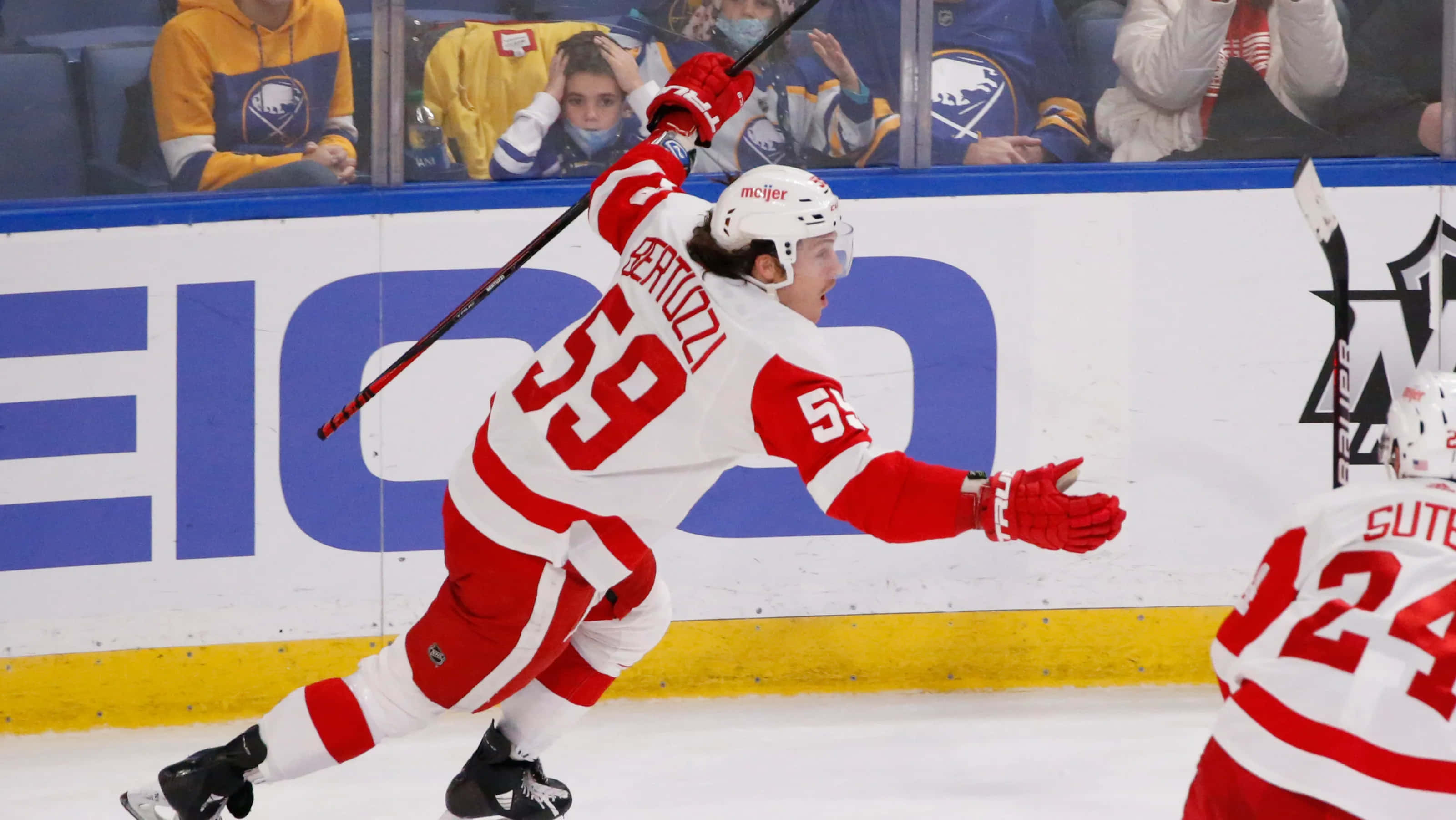 Tyler Bertuzzi, red and white jersey, hockey game, 2K Desktop Wallpaper