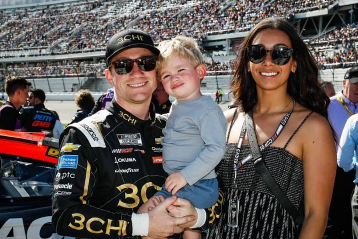 Tyler Reddick, black and gold racing suit, young son, SD Desktop Wallpaper