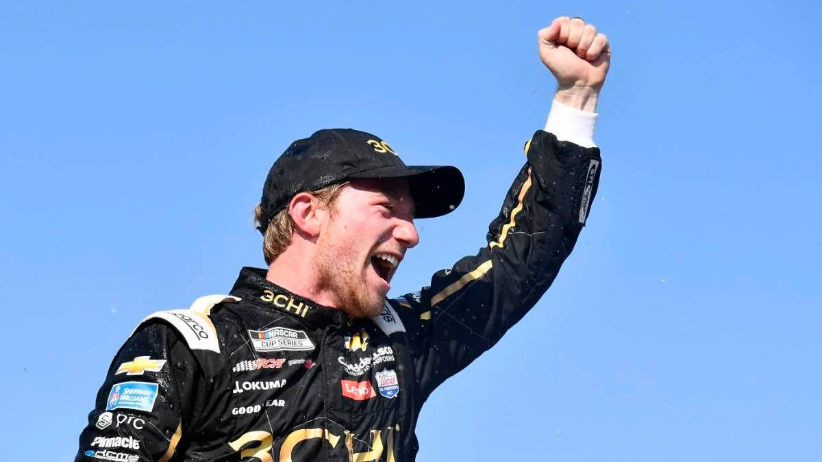 Tyler Reddick, black and gold racing suit, fist up, SD Desktop Wallpaper