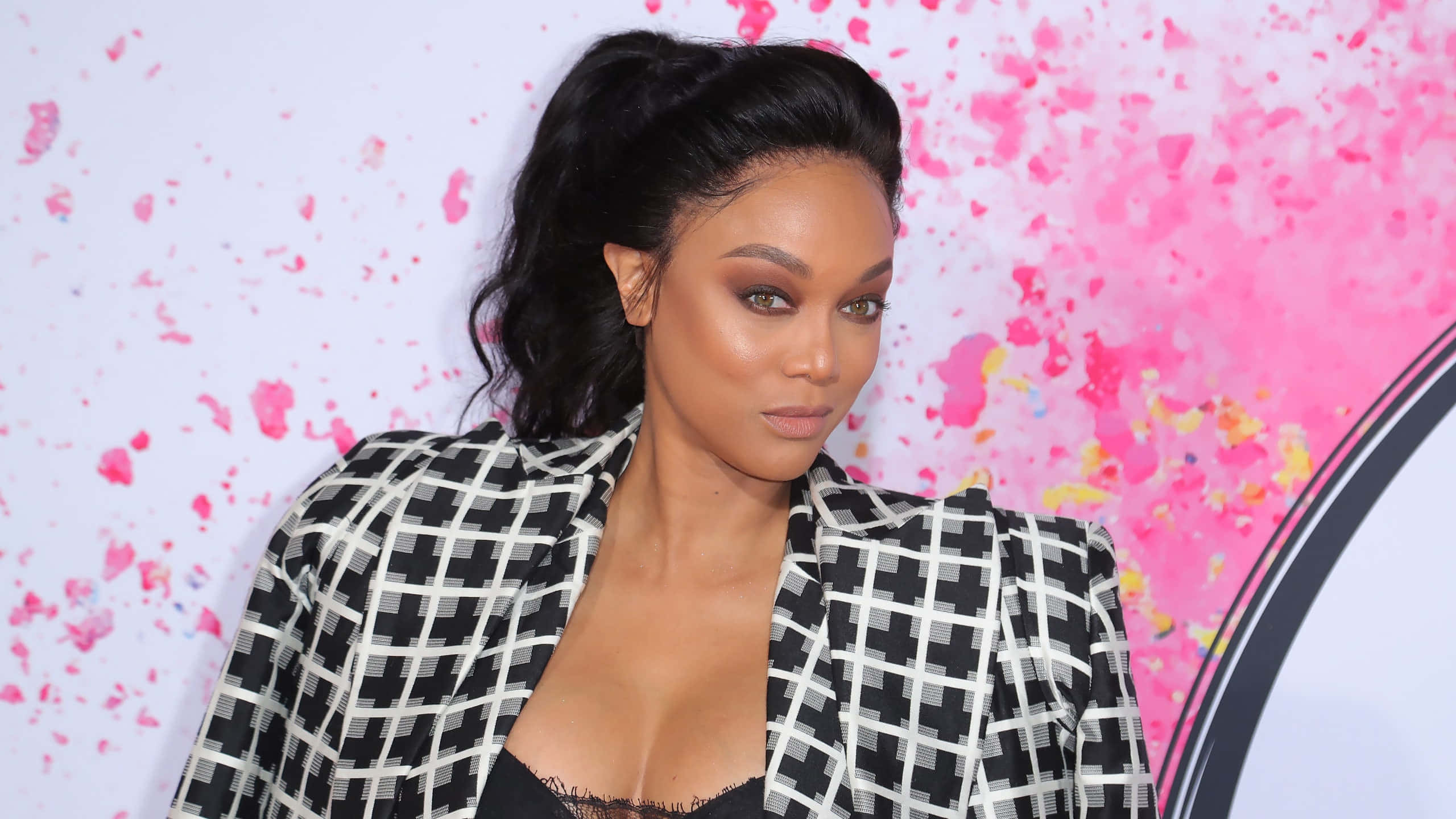 Tyra Banks, red carpet event, black and white checkered blazer, 2K Desktop Wallpaper