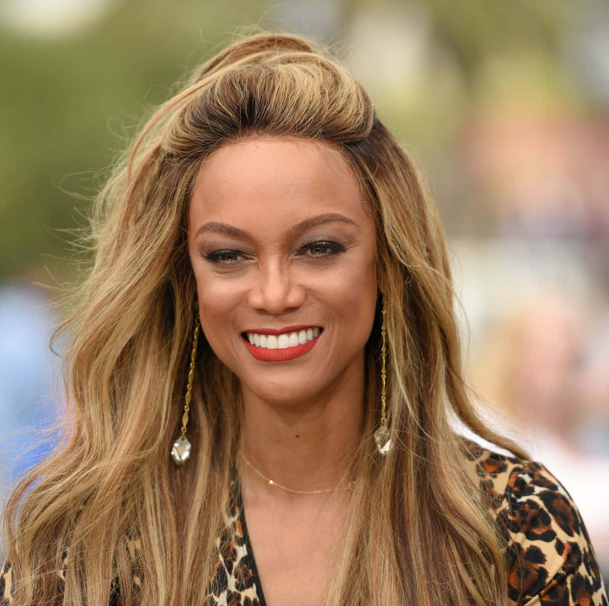 Tyra Banks, leopard print top, dangling crystal earrings, SD Desktop Wallpaper