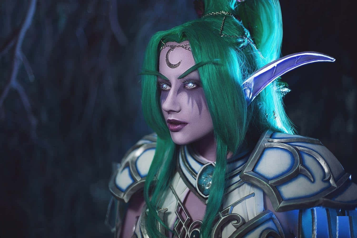 Tyrande Whisperwind, glowing green hair, silver armor, HD Desktop Wallpaper