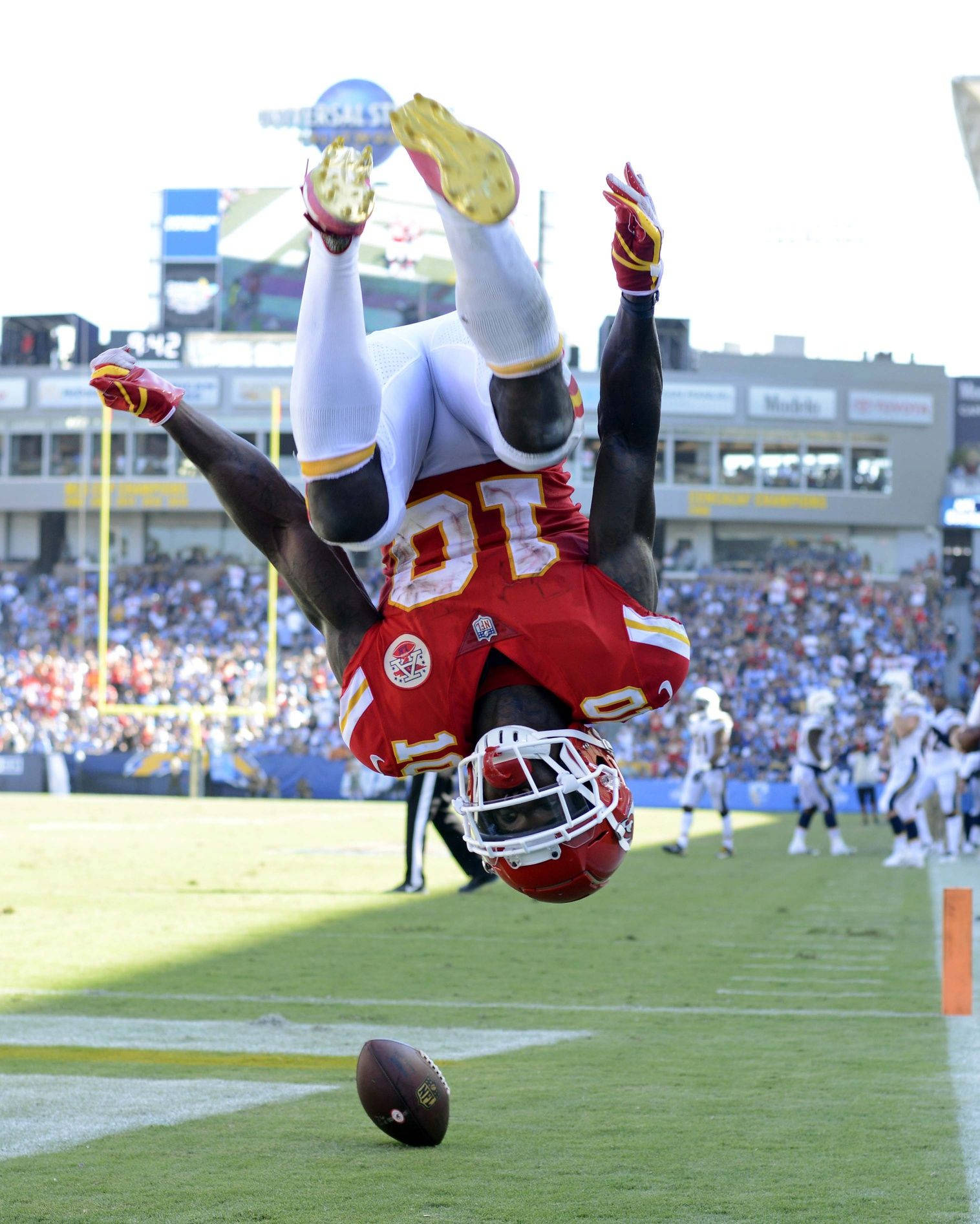 Tyreek Hill, red and white uniform, flip jump, HD Phone Wallpaper