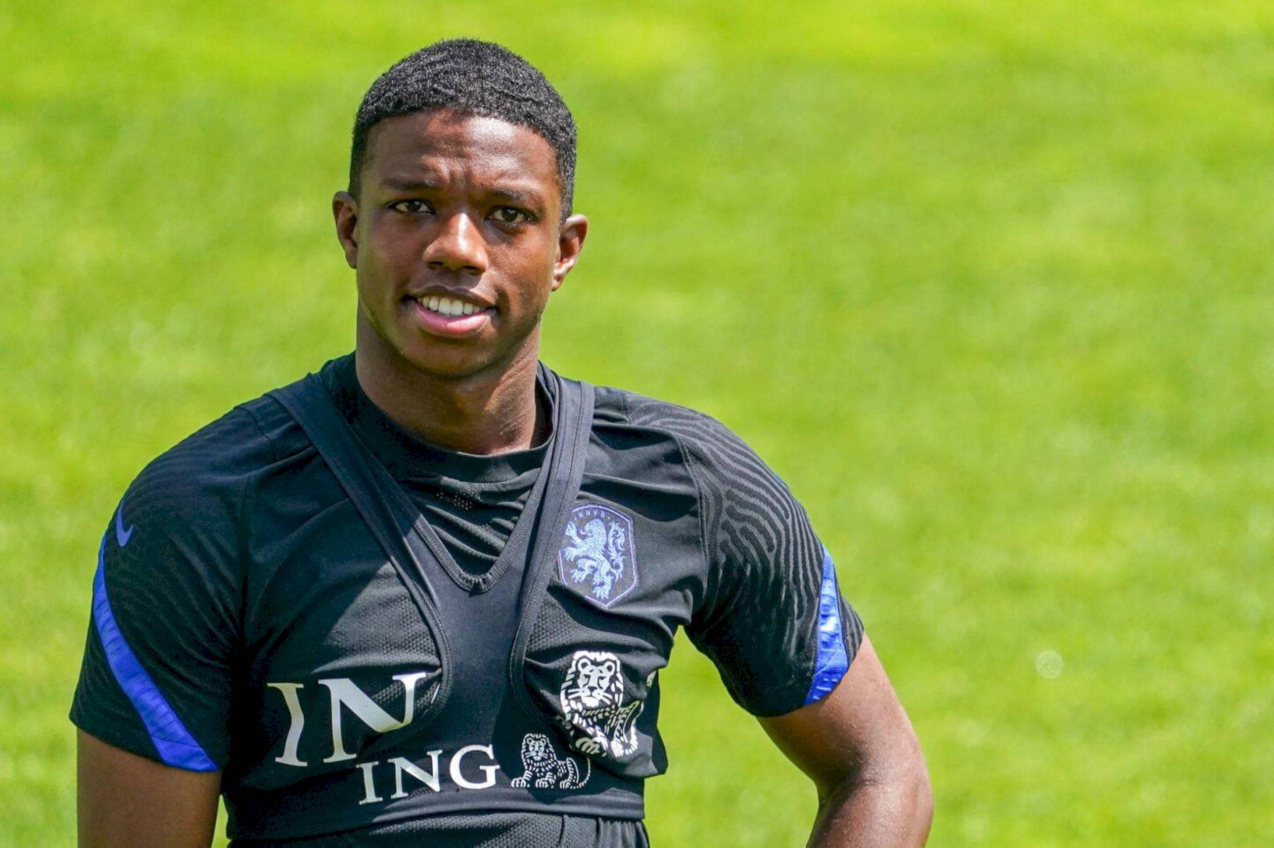 Tyrell Malacia, black training kit, bright green grass pitch, Full HD Desktop Wallpaper