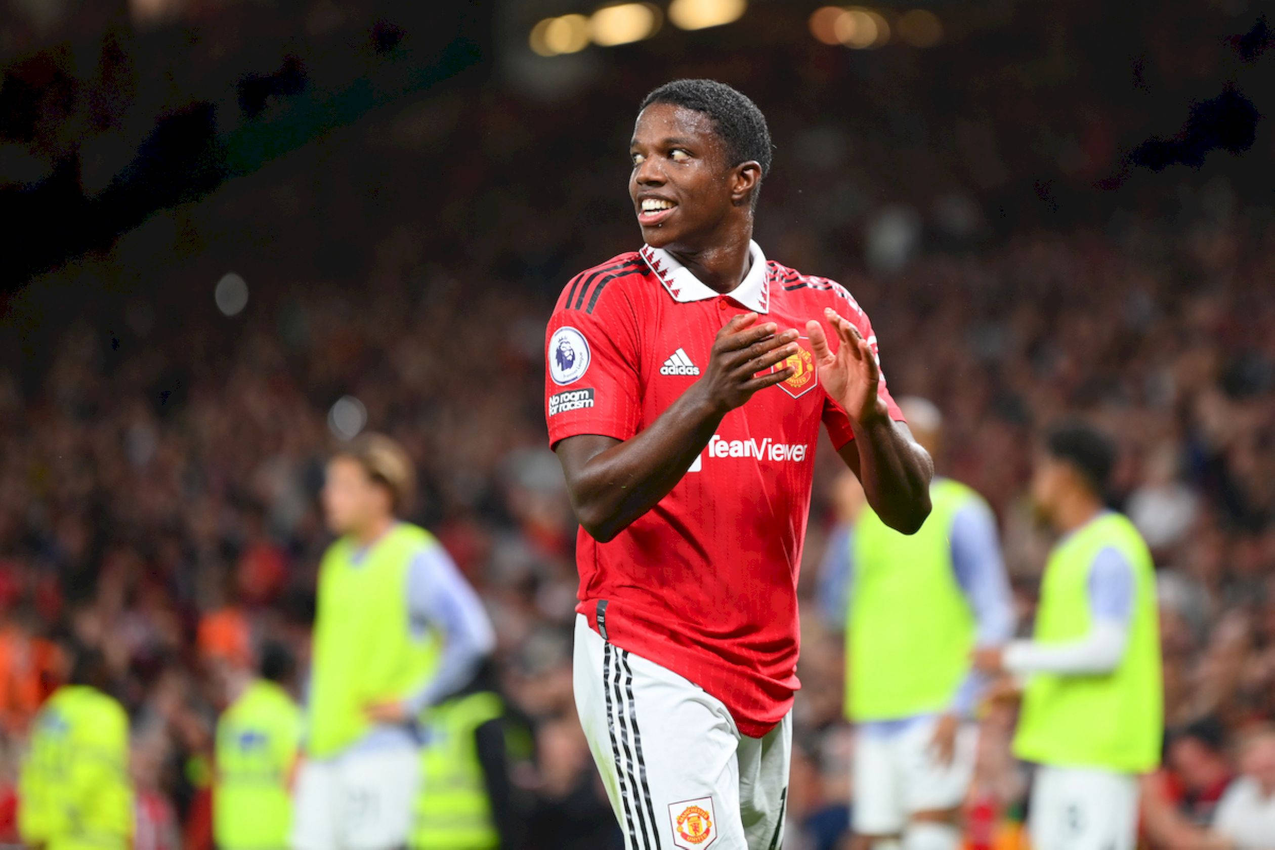 Tyrell Malacia, red Manchester United jersey, packed stadium pitch, Full HD Desktop Wallpaper